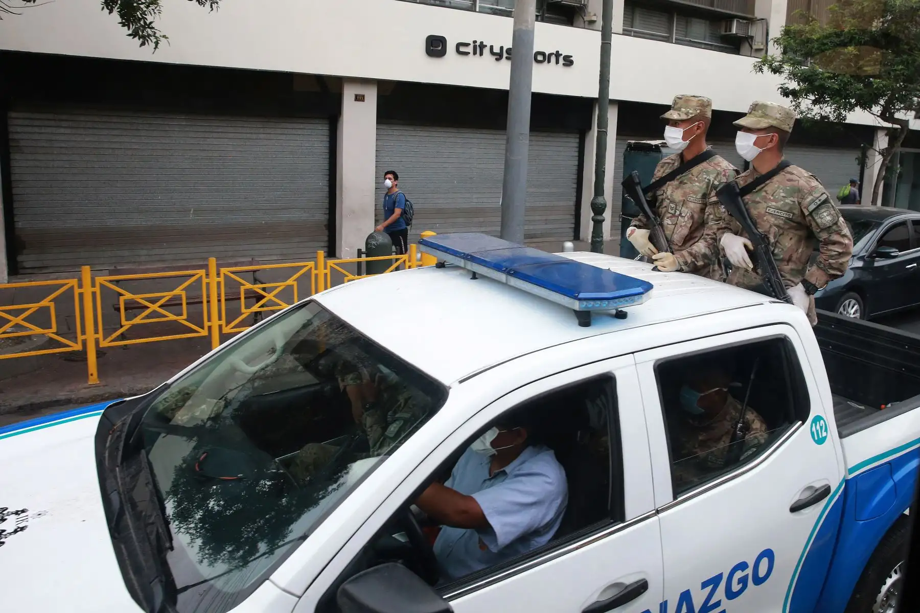 Serenos,militares y policía Nacional realizan patrullaje integrado para vigilar el cumplimiento de la cuarentena decretada por el Gobierno, en el cercado de Lima.Foto: ANDINA/Jhony Laurente