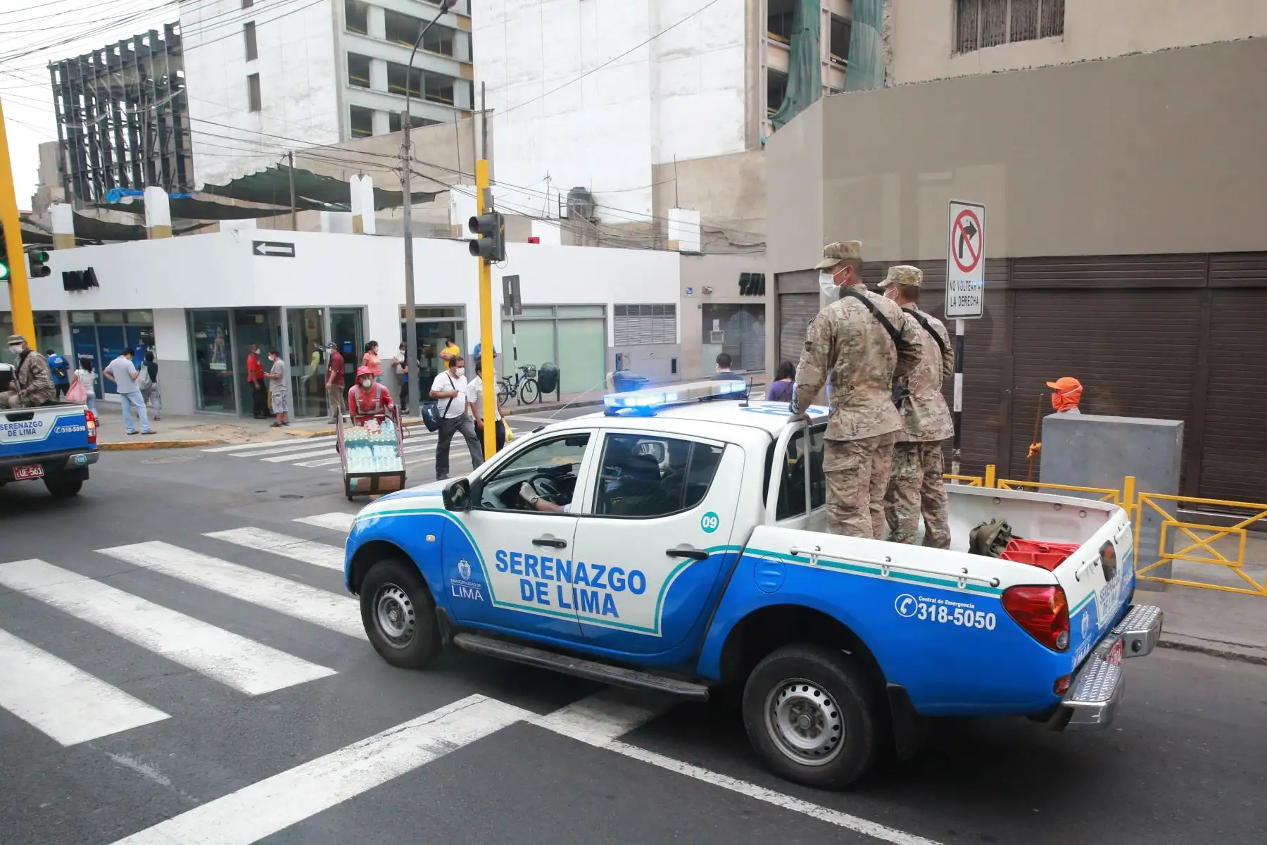 Serenos,militares y policía Nacional realizan patrullaje integrado para vigilar el cumplimiento de la cuarentena decretada por el Gobierno, en el cercado de Lima.Foto: ANDINA/Jhony Laurente