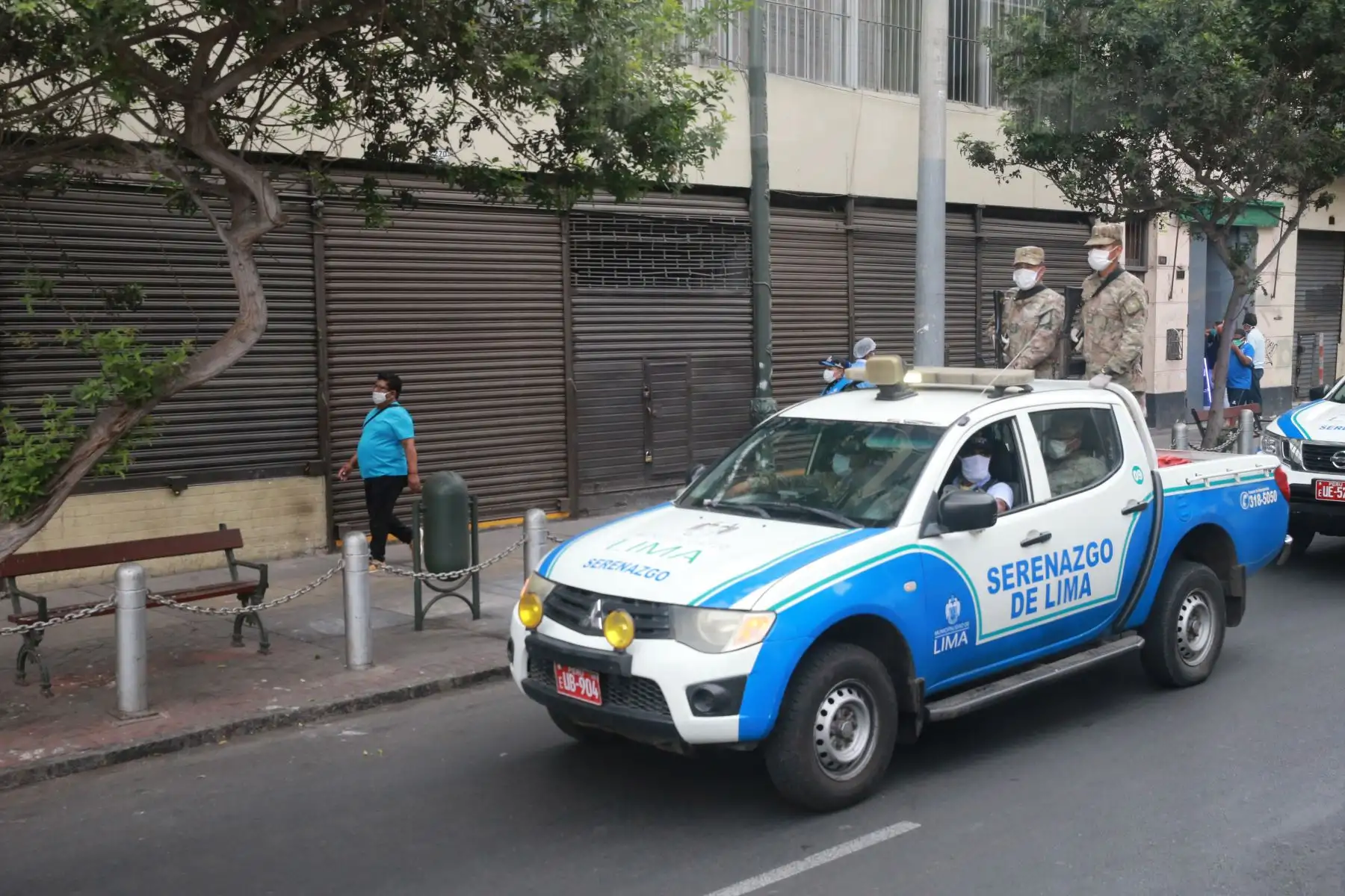 Serenos,militares y policía Nacional realizan patrullaje integrado para vigilar el cumplimiento de la cuarentena decretada por el Gobierno, en el cercado de Lima.Foto: ANDINA/Jhony Laurente
