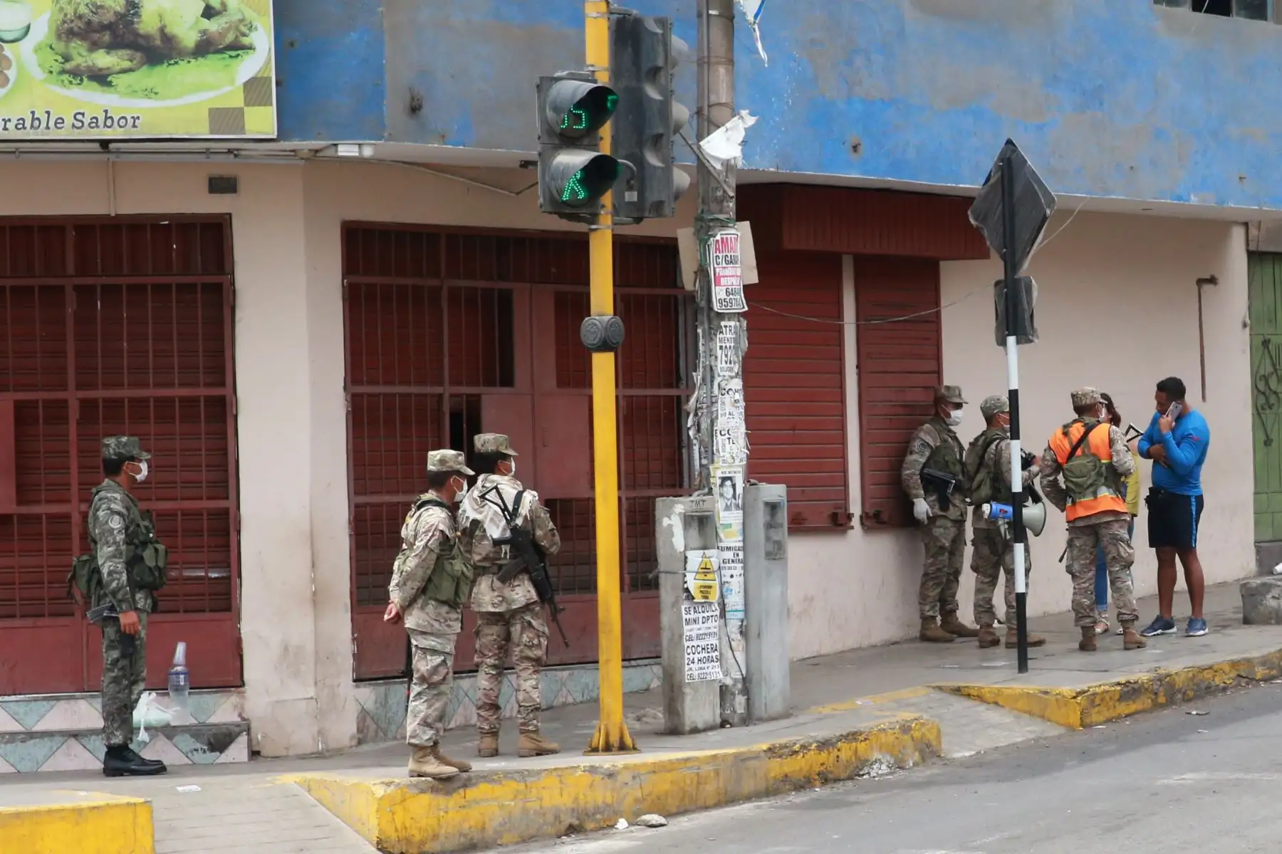 Serenos,militares y policía Nacional realizan patrullaje integrado para vigilar el cumplimiento de la cuarentena decretada por el Gobierno, en el cercado de Lima.Foto: ANDINA/Jhony Laurente