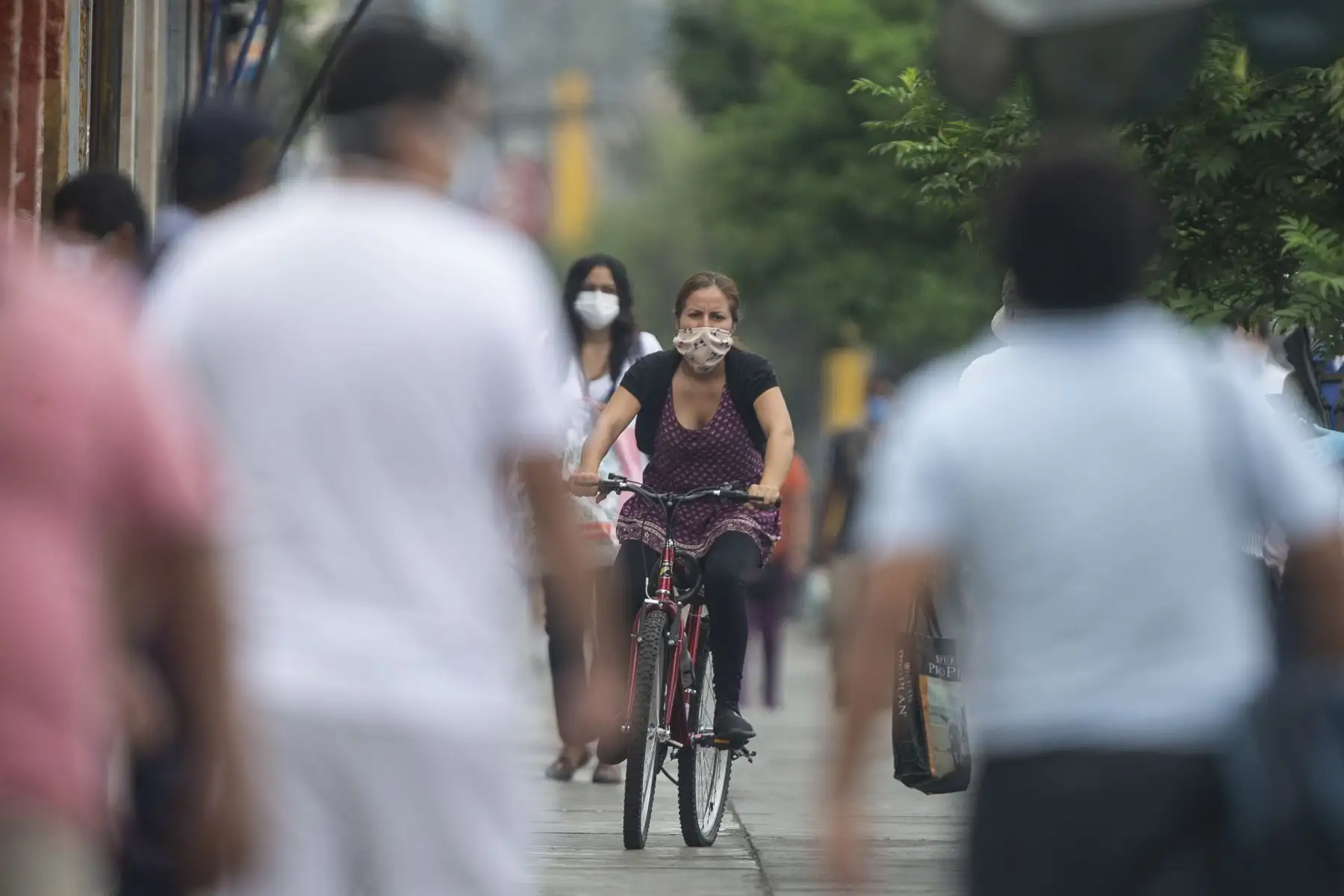 Ciudadanos usan mascarillas como medida de protección durante la cuarentena para frenar el avance del coronavirus COVID-19. Foto: ANDINA/Jhonel Rodríguez Robles