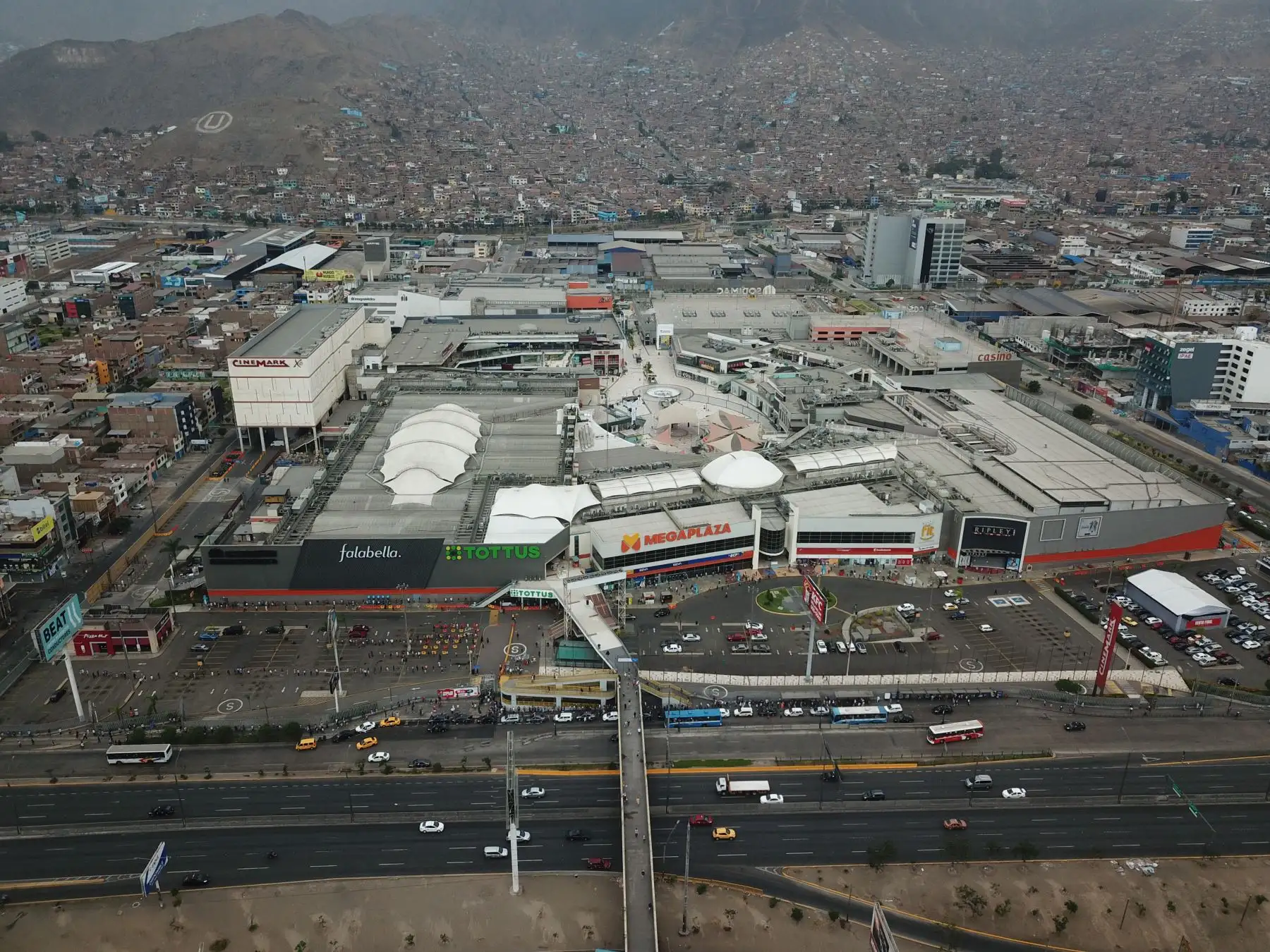 Vista panorámica del Centro Comercial Megaplaza durante el proceso de cuarentena dictada por el gobierno por el Coronavirus

Foto:ANDINA / Juan Carlos Guzmán Negrini