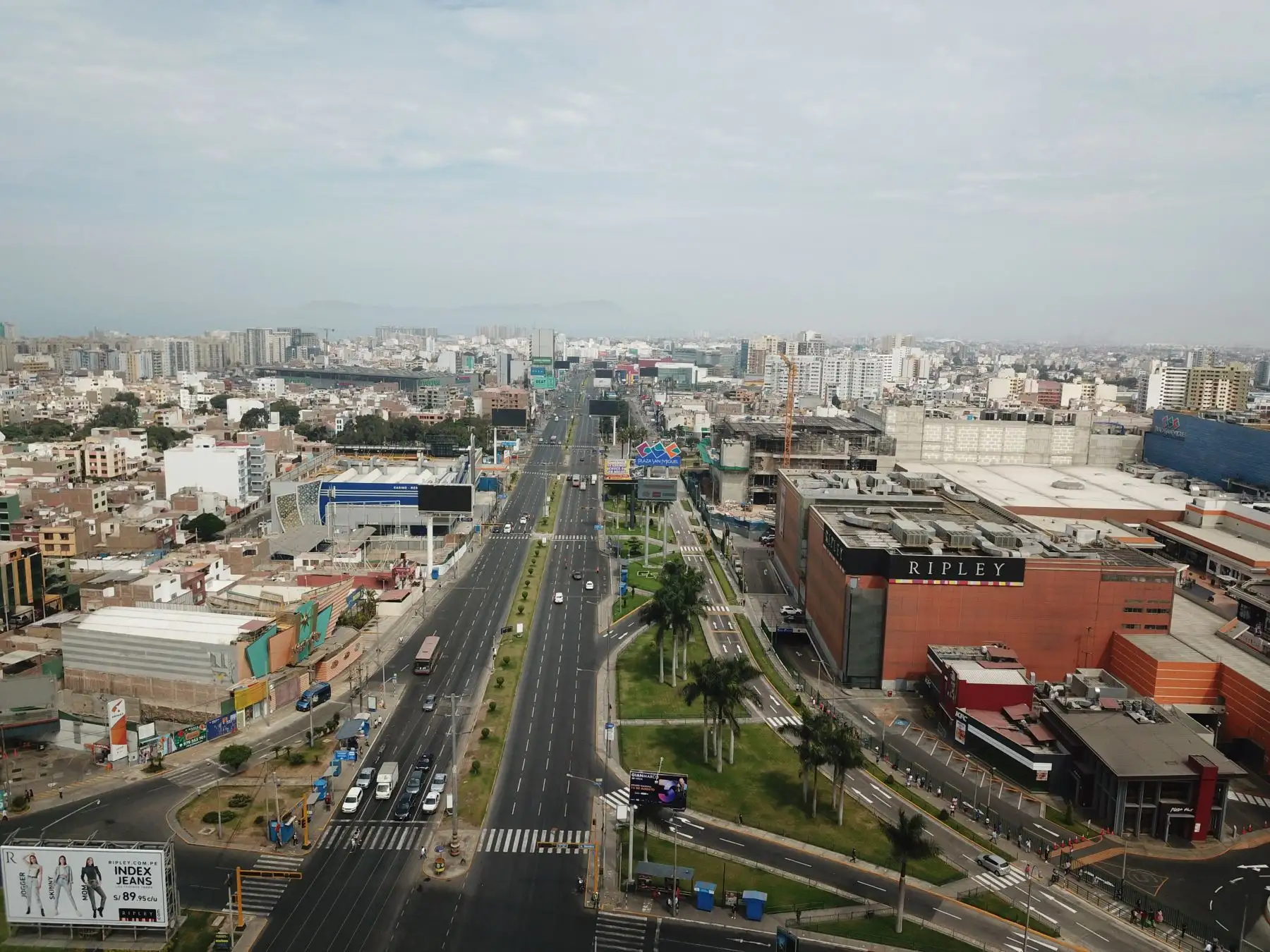 Vista panorámica del Centro Comercial Plaza San Miguel durante el proceso de cuarentena dictada por el gobierno por el Coronavirus

Foto:ANDINA / Juan Carlos Guzmán Negrini