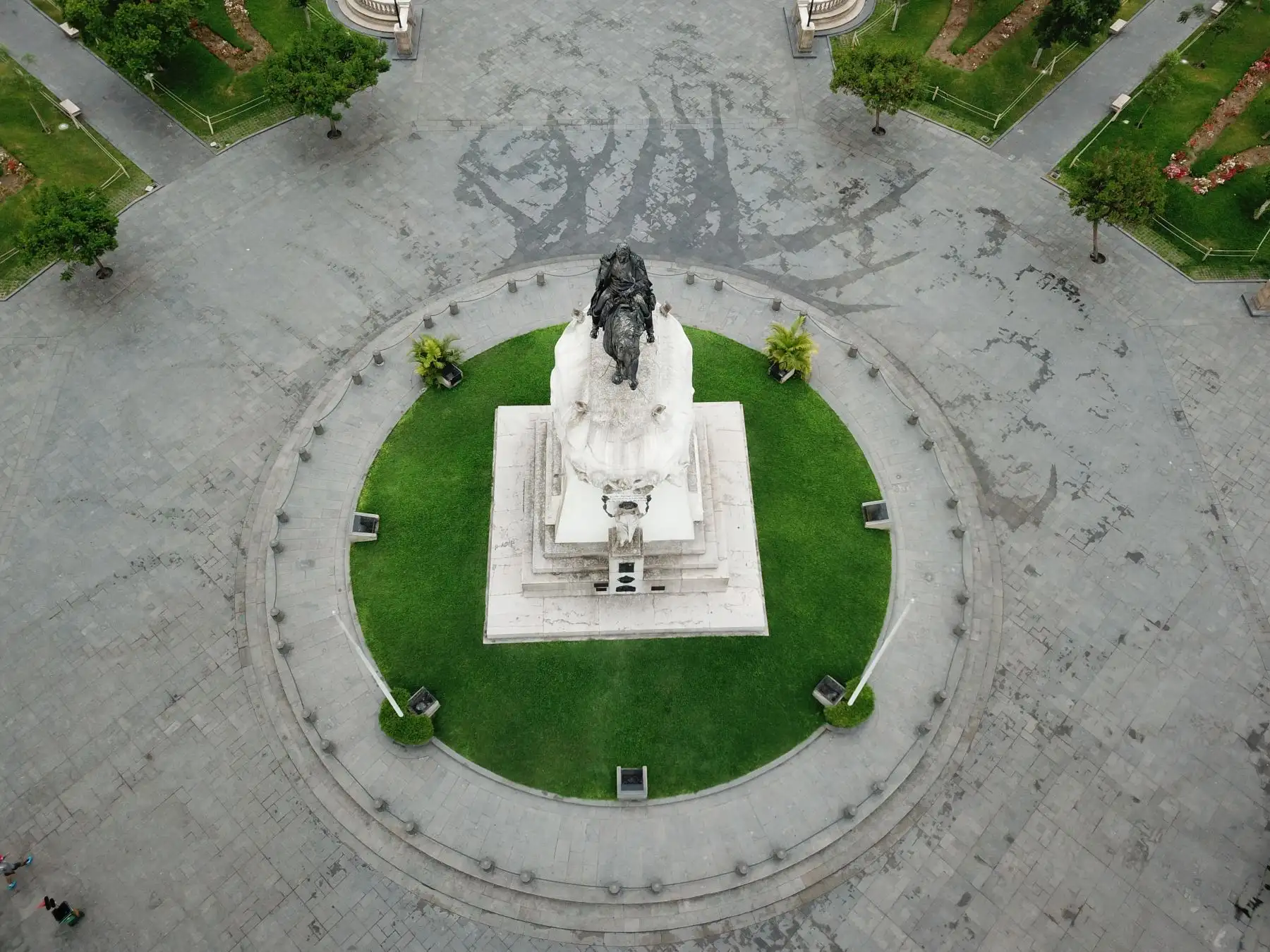 Vista panorámica de la Plaza San Martín durante el proceso de cuarentena dictada por el gobierno por el Coronavirus

Foto:ANDINA / Juan Carlos Guzmán Negrini