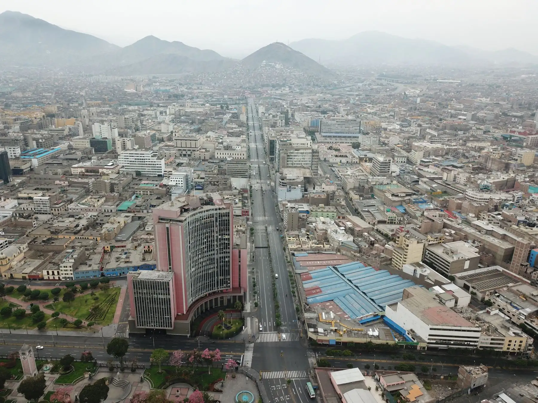 Vista panorámica de la avenida Abancay durante el proceso de cuarentena dictada por el gobierno por el Coronavirus

Foto:ANDINA / Juan Carlos Guzmán Negrini
