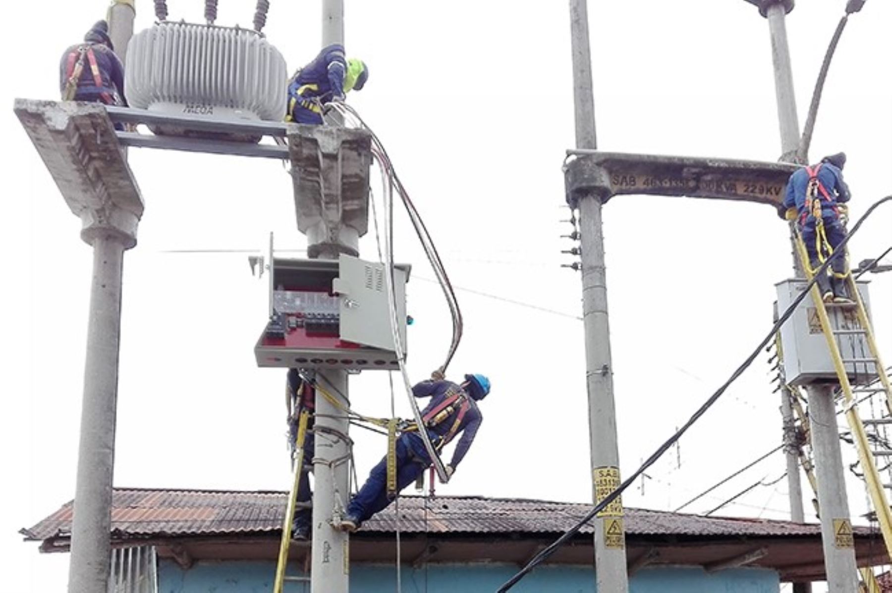 Trabajadores de Electro Oriente revisan instalaciones en Yurimaguas, región Loreto.