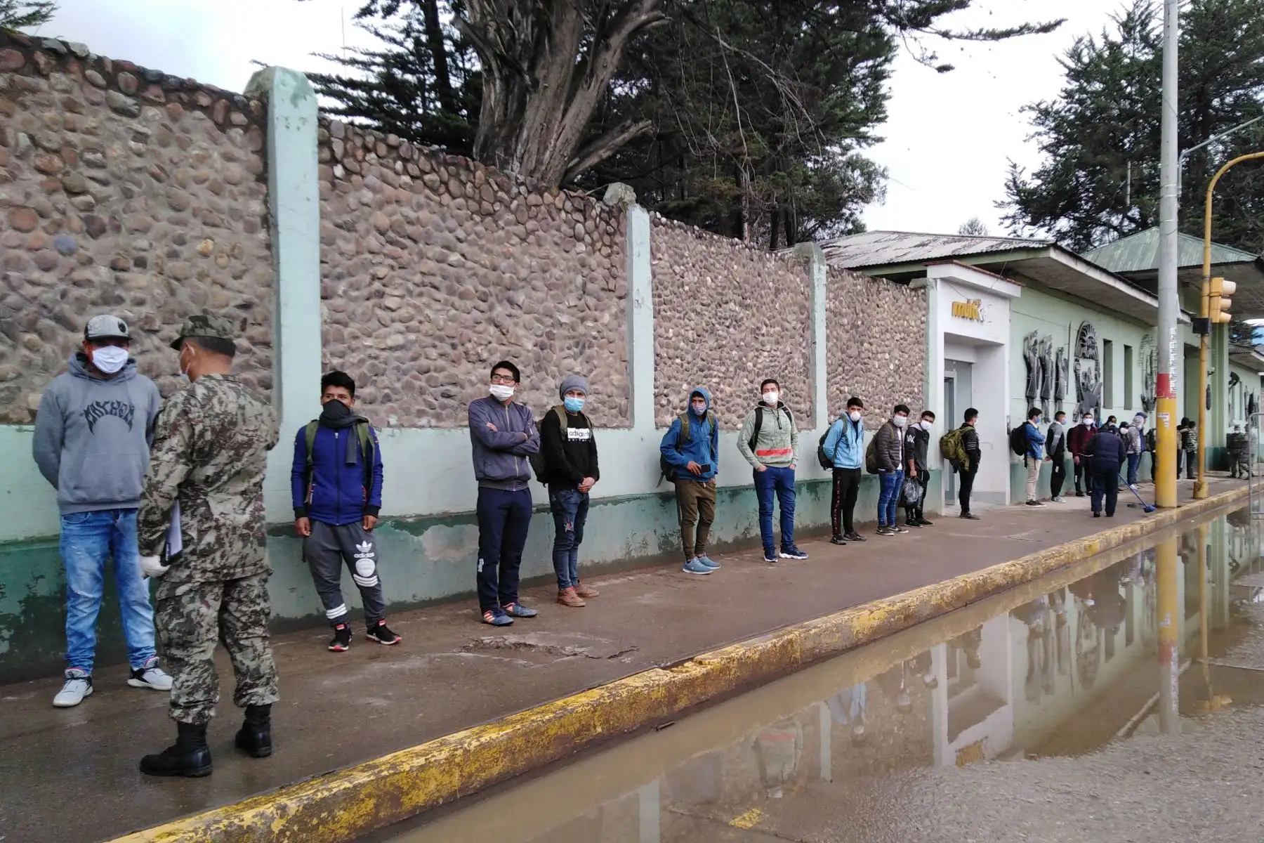 Gran cantidad de reservistas llegaron al cuartel 9 de Diciembre, de la ciudad de Huancayo, para reincorporarse al servicio militar. Foto: Cortesía/Pedro Tinoco