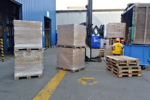 Personal de San Fernando prepara el traslado de donación para personas en situación vulnerable durante la emergencia nacional por coronavirus.