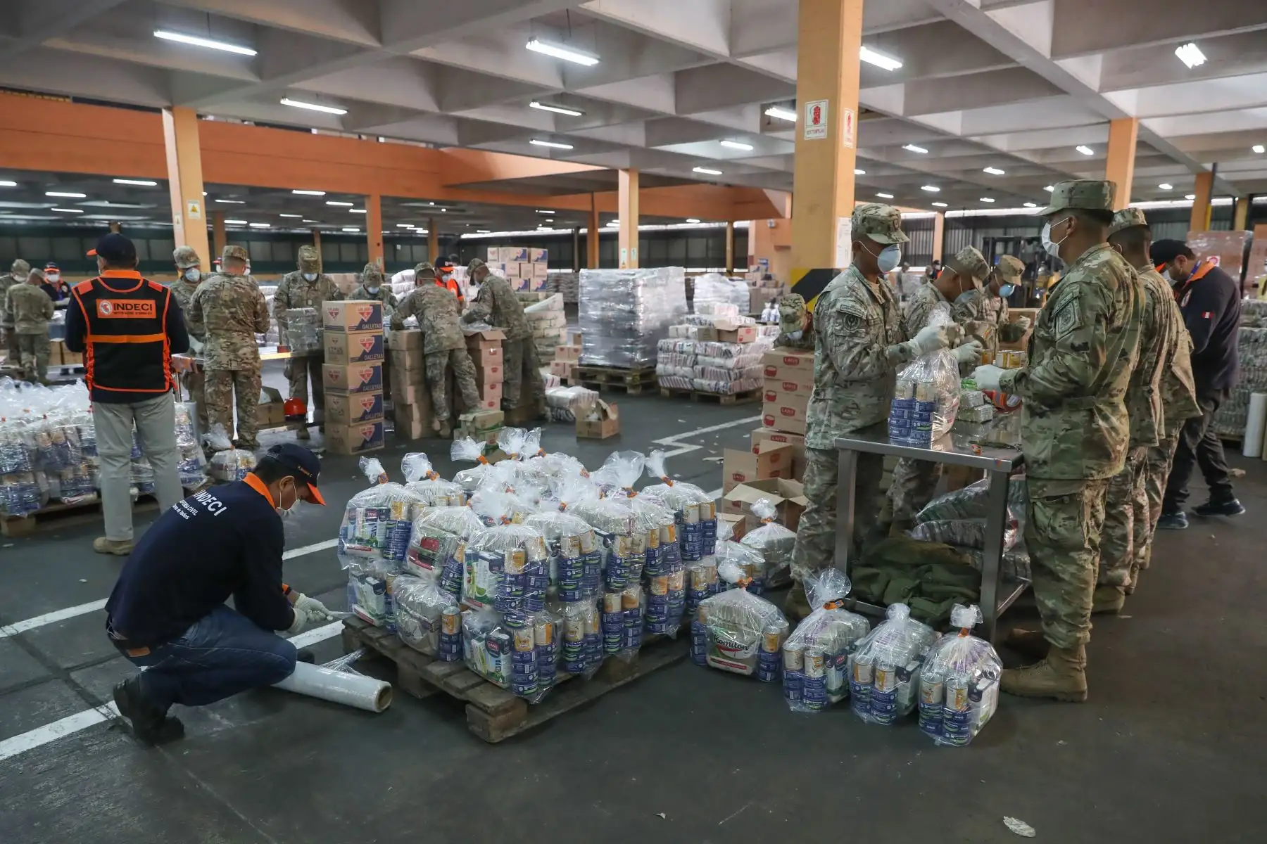 Ministro de Defensa,Walter Martos y Jorge Luis Chavez, jefe de 
Indeci  supervisan el armado de kits de víveres donados para la población vulnerable por el Estado de Emergencia por  covid-19.
Foto: Mindef
