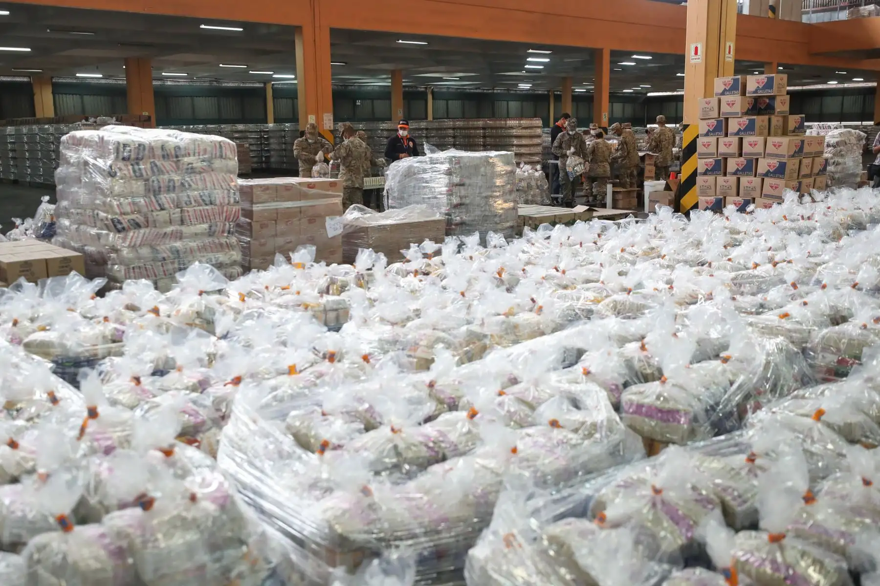 Ministro de Defensa,Walter Martos y Jorge Luis Chavez, jefe de 
Indeci  supervisan el armado de kits de víveres donados para la población vulnerable por el Estado de Emergencia por  covid-19.
Foto: Mindef