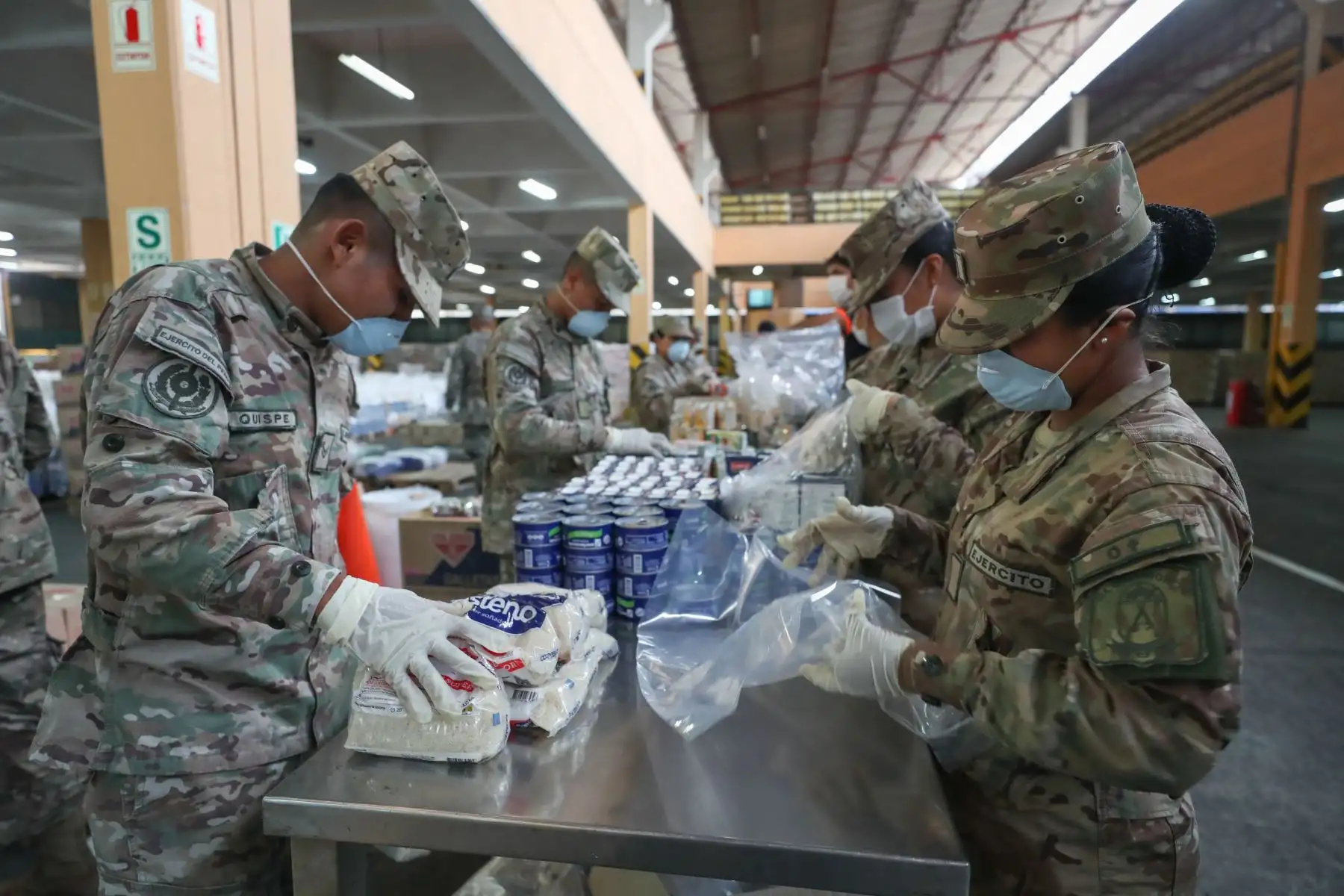 Ministro de Defensa,Walter Martos y Jorge Luis Chavez, jefe de 
Indeci  supervisan el armado de kits de víveres donados para la población vulnerable por el Estado de Emergencia por  covid-19.
Foto: Mindef