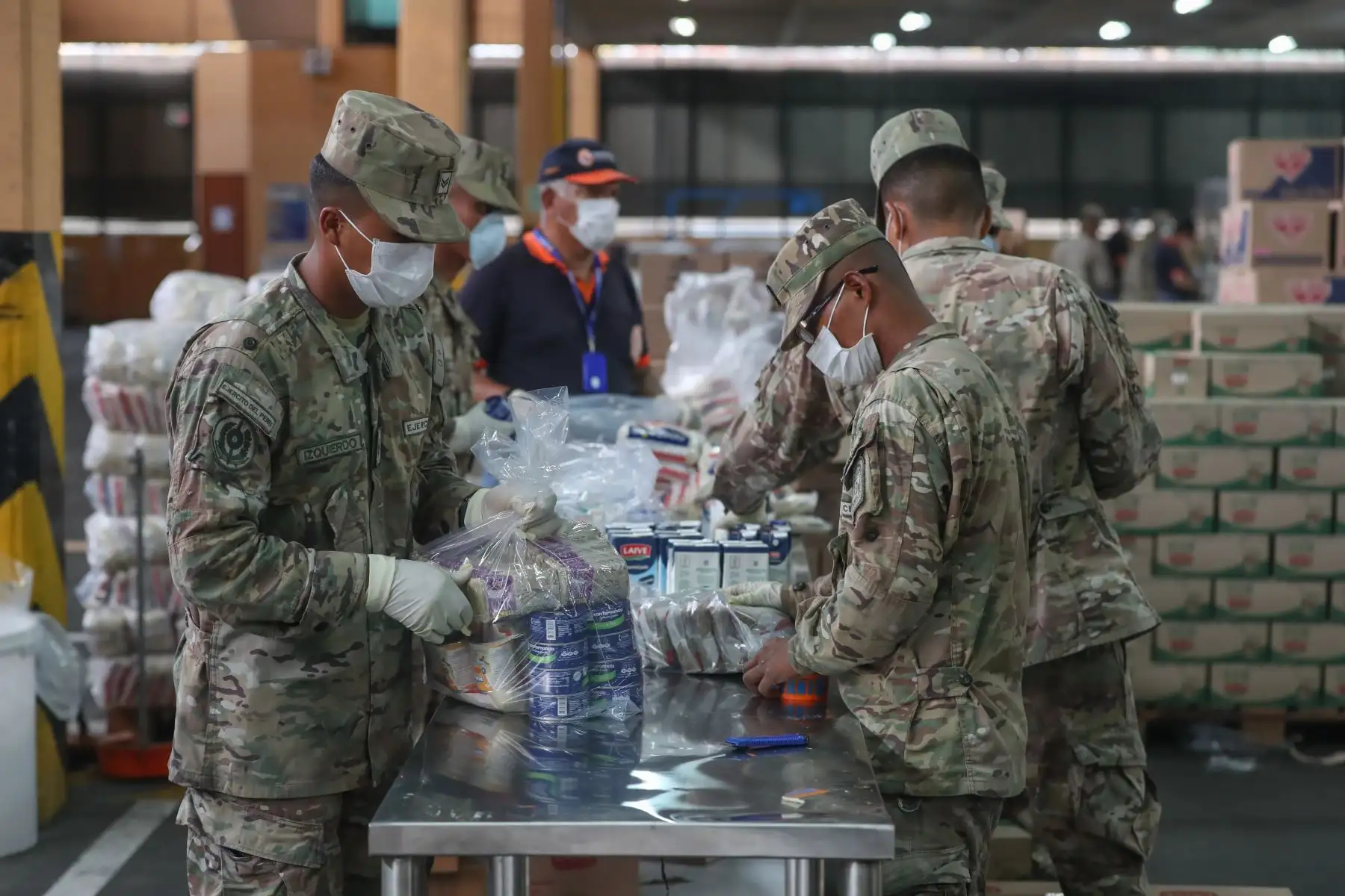 Ministro de Defensa,Walter Martos y Jorge Luis Chavez, jefe de 
Indeci  supervisan el armado de kits de víveres donados para la población vulnerable por el Estado de Emergencia por  covid-19.
Foto: Mindef