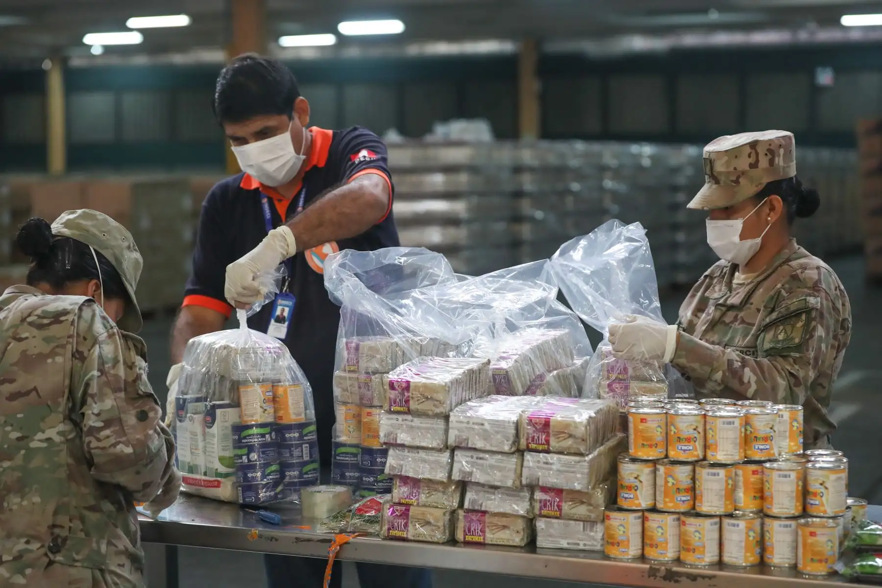 Ministro de Defensa,Walter Martos y Jorge Luis Chavez, jefe de 
Indeci  supervisan el armado de kits de víveres donados para la población vulnerable por el Estado de Emergencia por  covid-19.
Foto: Mindef