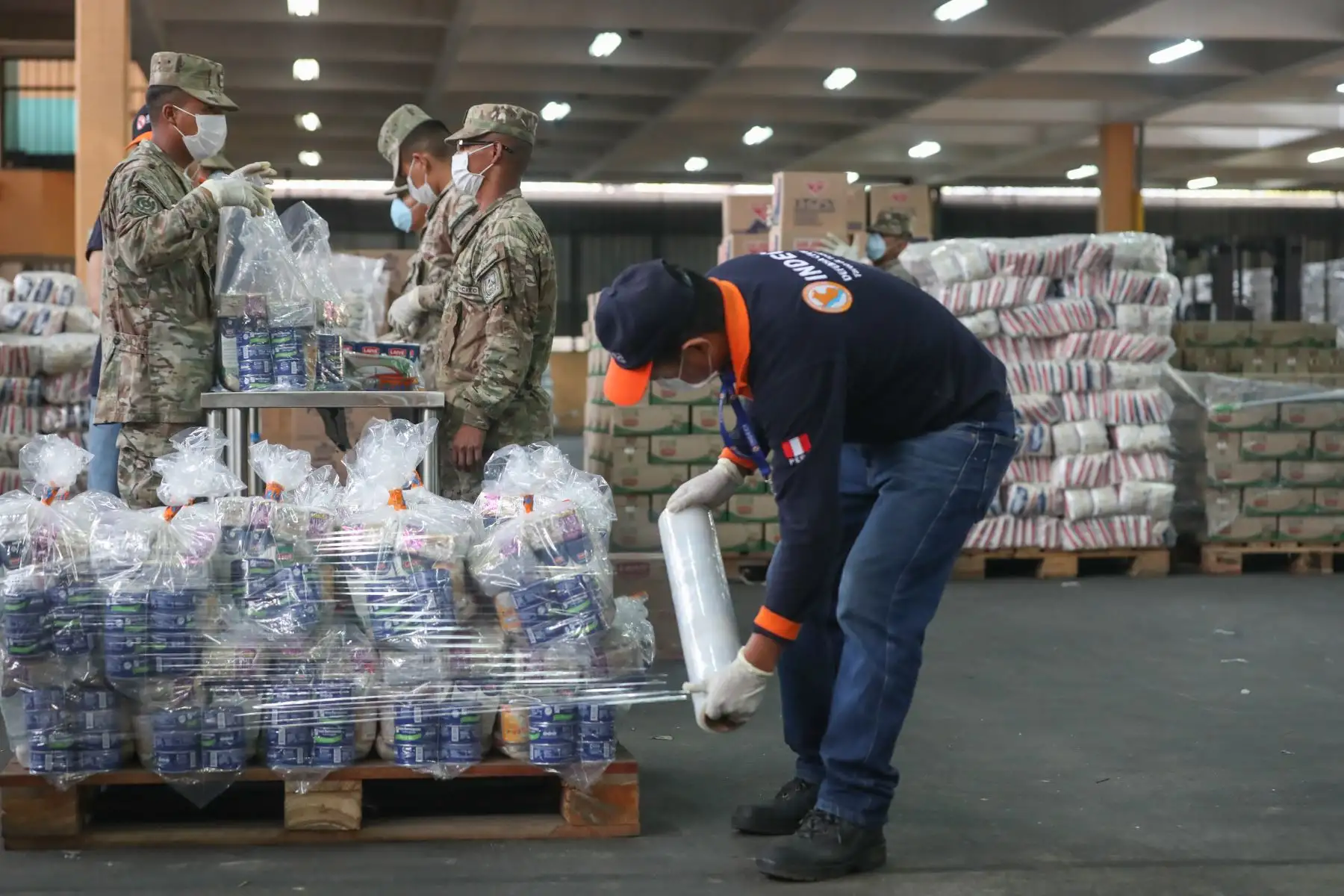 Ministro de Defensa,Walter Martos y Jorge Luis Chavez, jefe de 
Indeci  supervisan el armado de kits de víveres donados para la población vulnerable por el Estado de Emergencia por  covid-19.
Foto: Mindef