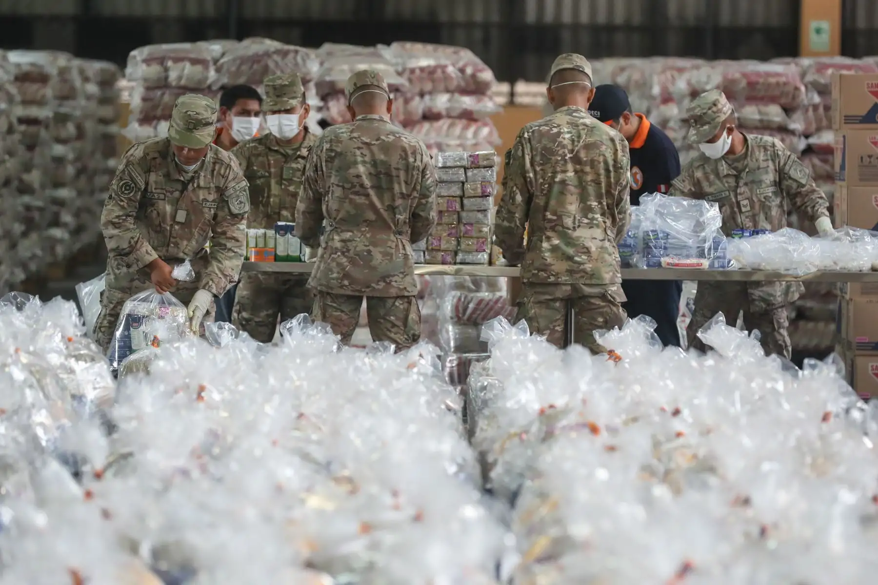 Ministro de Defensa,Walter Martos y Jorge Luis Chavez, jefe de 
Indeci  supervisan el armado de kits de víveres donados para la población vulnerable por el Estado de Emergencia por  covid-19.
Foto: Mindef