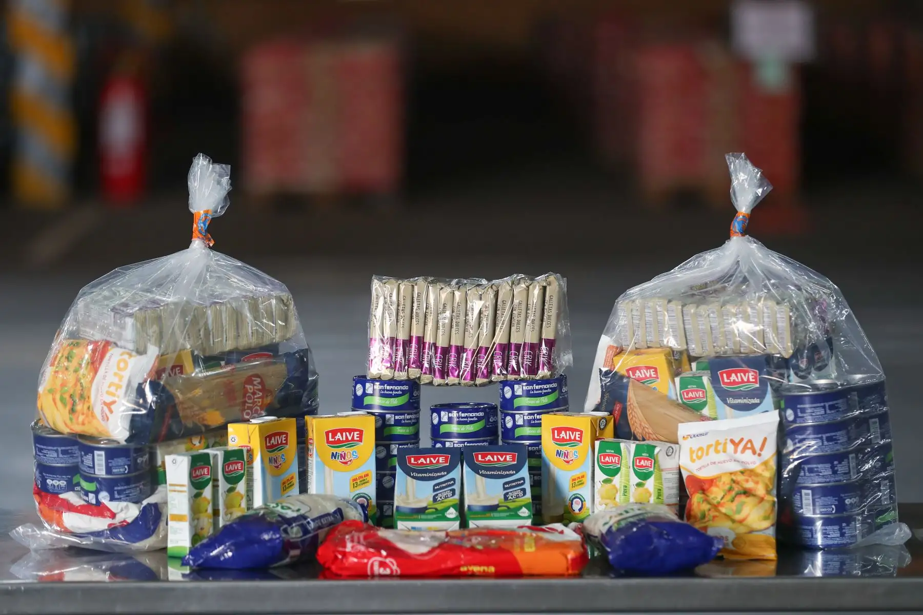 Ministro de Defensa,Walter Martos y Jorge Luis Chavez, jefe de 
Indeci  supervisan el armado de kits de víveres donados para la población vulnerable por el Estado de Emergencia por  covid-19.
Foto: Mindef