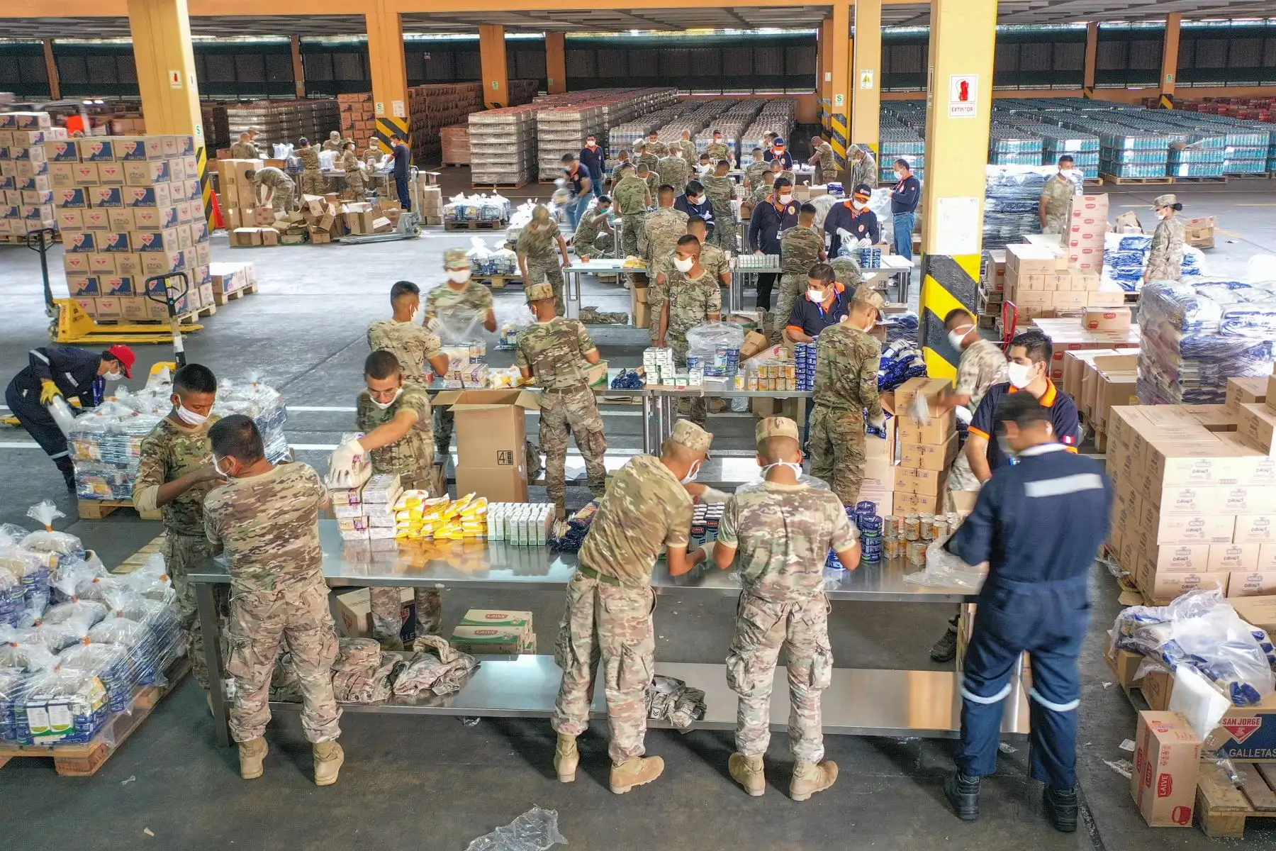 Ministro de Defensa,Walter Martos y Jorge Luis Chavez, jefe de 
Indeci  supervisan el armado de kits de víveres donados para la población vulnerable por el Estado de Emergencia por  covid-19.
Foto: Mindef