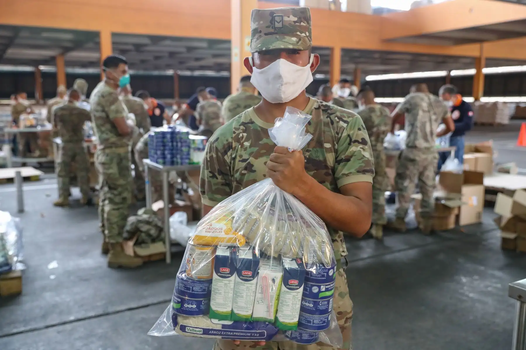 Ministro de Defensa,Walter Martos y Jorge Luis Chavez, jefe de 
Indeci  supervisan el armado de kits de víveres donados para la población vulnerable por el Estado de Emergencia por  covid-19.
Foto: Mindef