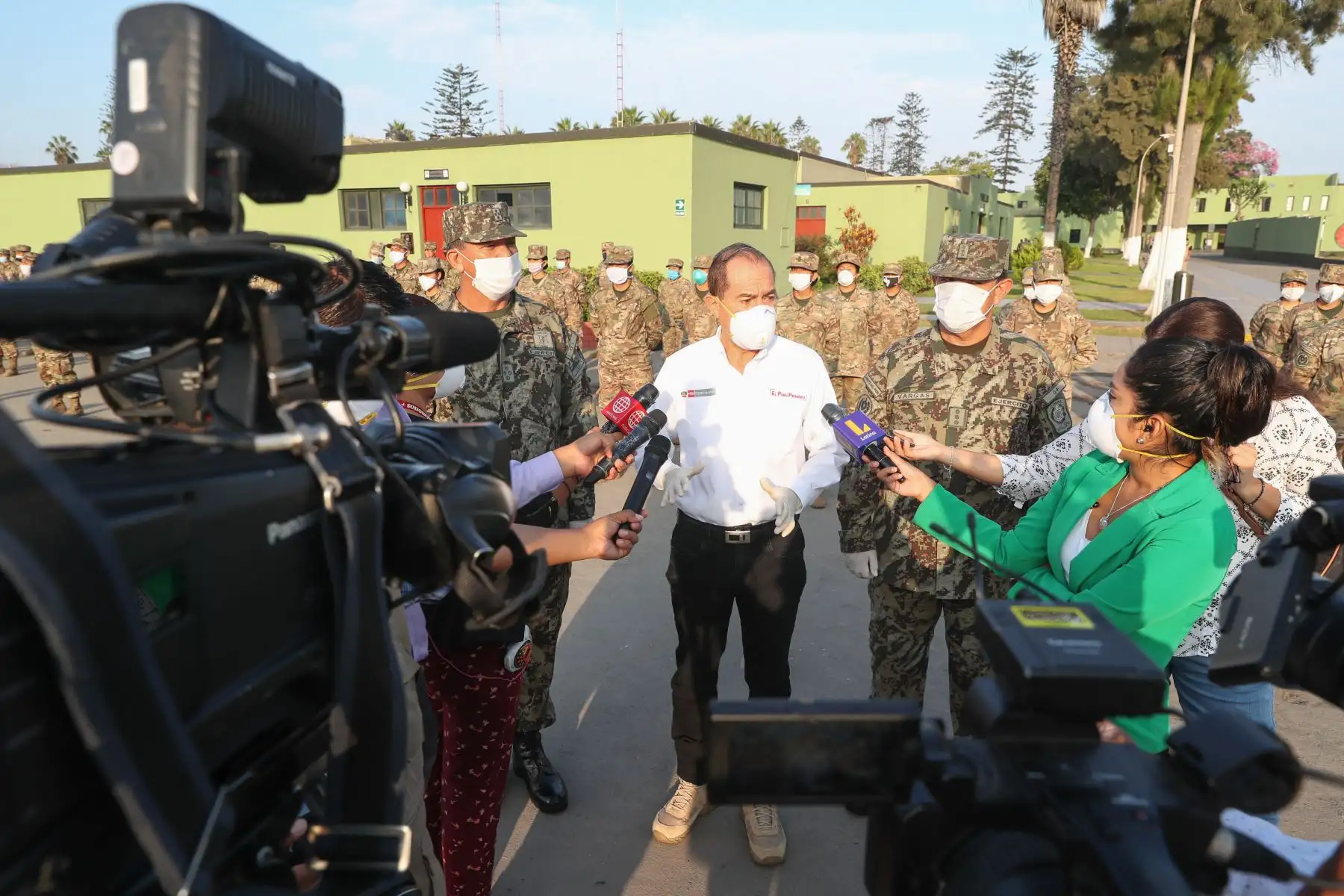 Ministro de Defensa Walter Martos dio la bienvenida a reservitas voluntarios, convocados para enfrentar la emergencia sanitaria del coronavirus.Foto: ANDINA/Mindef