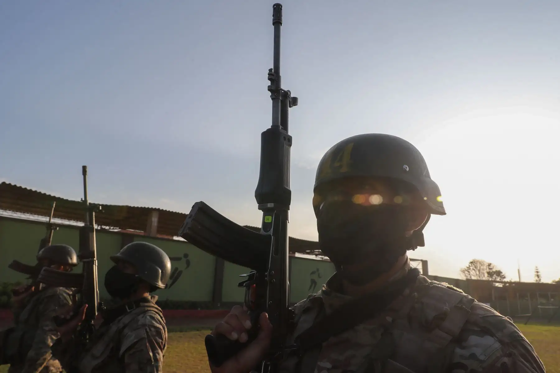 Ministro de Defensa, Walter Martos da la bienvenida a los jóvenes reservistas que retornaron a los cuarteles para sumarse al patrullaje y control durante la emergencia sanitaria por covid-19.
Foto: Mindef