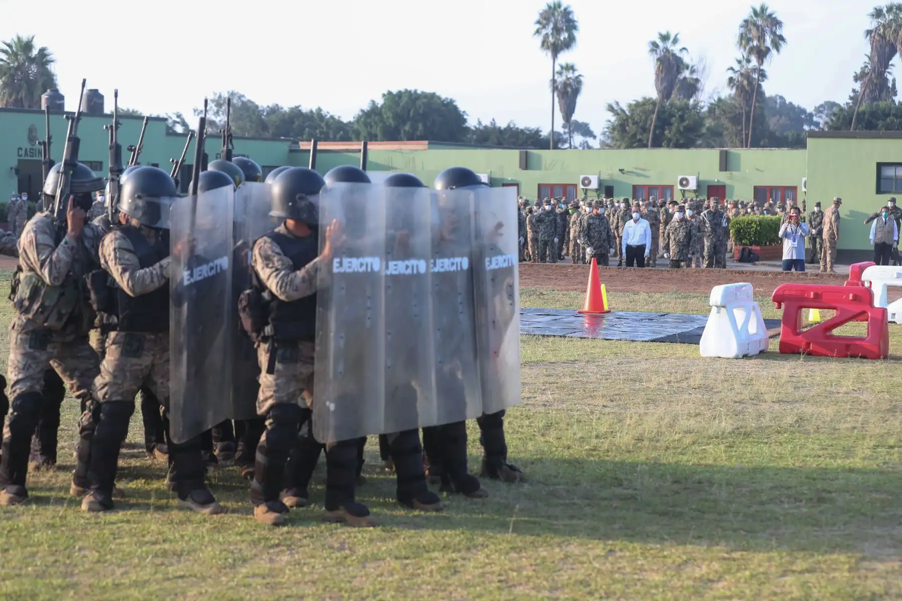 Ministro de Defensa, Walter Martos da la bienvenida a los jóvenes reservistas que retornaron a los cuarteles para sumarse al patrullaje y control durante la emergencia sanitaria por covid-19.
Foto: Mindef