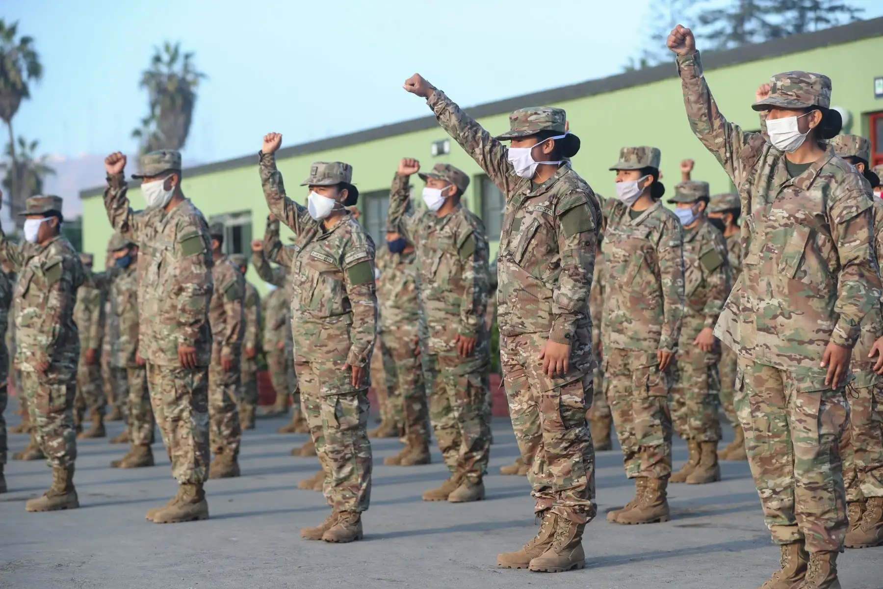 Ministro de Defensa, Walter Martos da la bienvenida a los jóvenes reservistas que retornaron a los cuarteles para sumarse al patrullaje y control durante la emergencia sanitaria por covid-19.
Foto: Mindef
