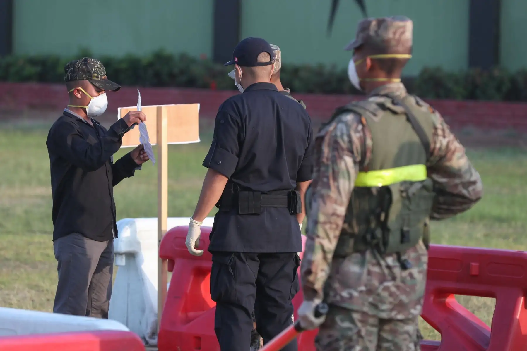 Ministro de Defensa, Walter Martos da la bienvenida a los jóvenes reservistas que retornaron a los cuarteles para sumarse al patrullaje y control durante la emergencia sanitaria por covid-19.
Foto: Mindef