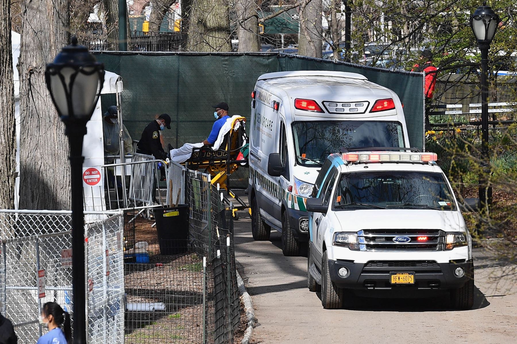 Hospital de campaña de emergencia para pacientes que padecen el coronavirus en el Central Park en Nueva York. Foto: AFP