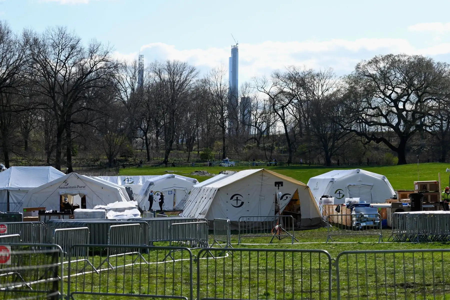 Hospital de campaña de emergencia para pacientes que padecen el coronavirus en el Central Park en Nueva York. Foto: AFP