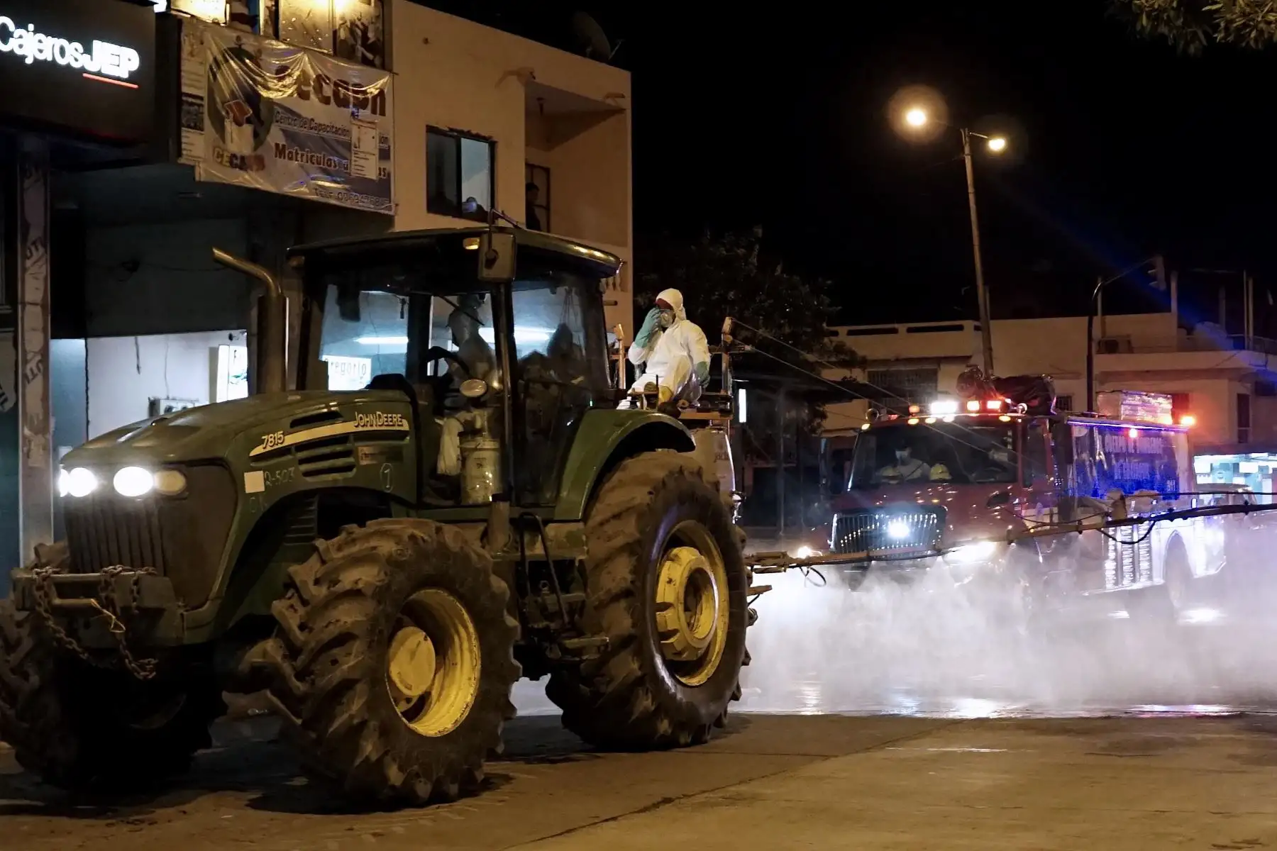 Personal del Ministerio de Agricultura de Ecuador rocian desinfectante en las calles de Guayaquil, durante la pandemia del nuevo coronavirus, COVID-19. Foto: AFP