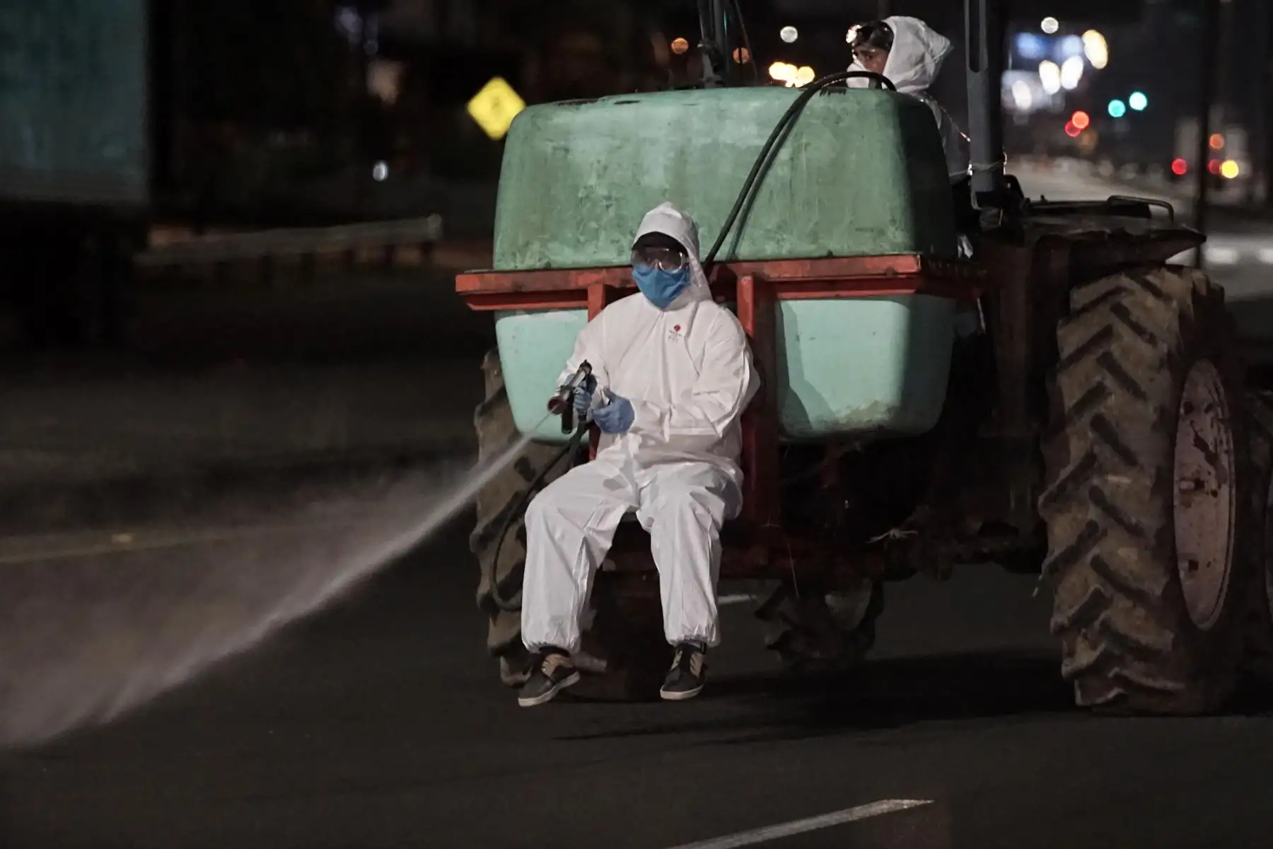 Personal del Ministerio de Agricultura de Ecuador rocian desinfectante en las calles de Guayaquil, durante la pandemia del nuevo coronavirus, COVID-19. Foto: AFP