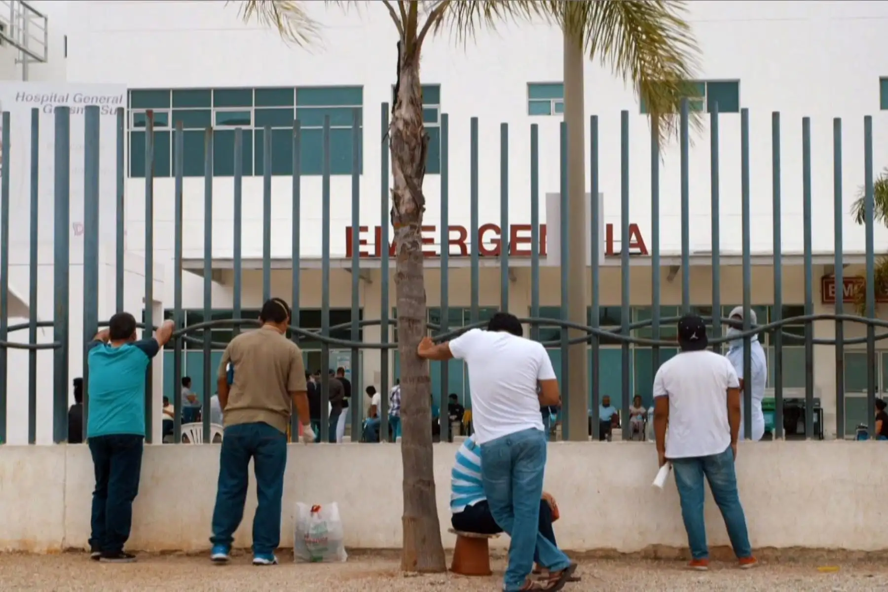 Familiares esperan fuera de un hospital información los infectados con coronavirus en Guayaquil, Ecuador. Foto: AFP