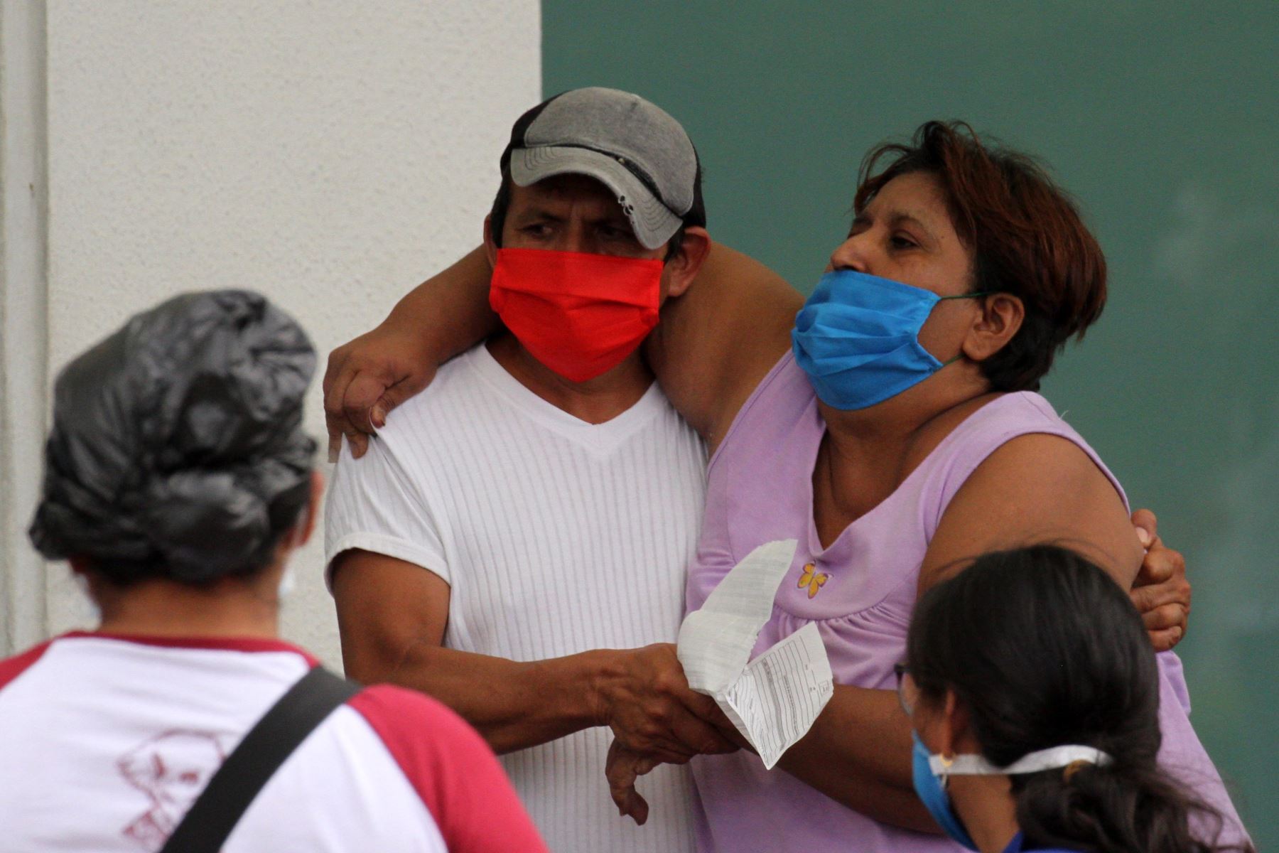 Residentes de Guayaquil, en el suroeste de Ecuador, expresan su dolor por sus familiares muertos por el nuevo coronavirus, COVID-19. Foto: AFP
