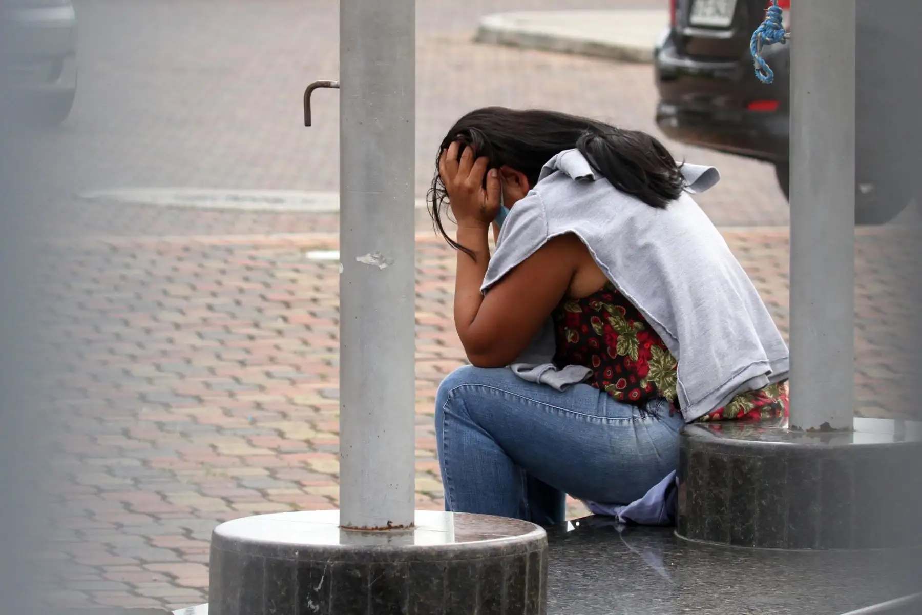 Una mujer con una máscara facial contra la propagación del nuevo coronavirus espera noticias sobre un pariente frente a un hospital en Guayaquil, Ecuador. Foto: AFP