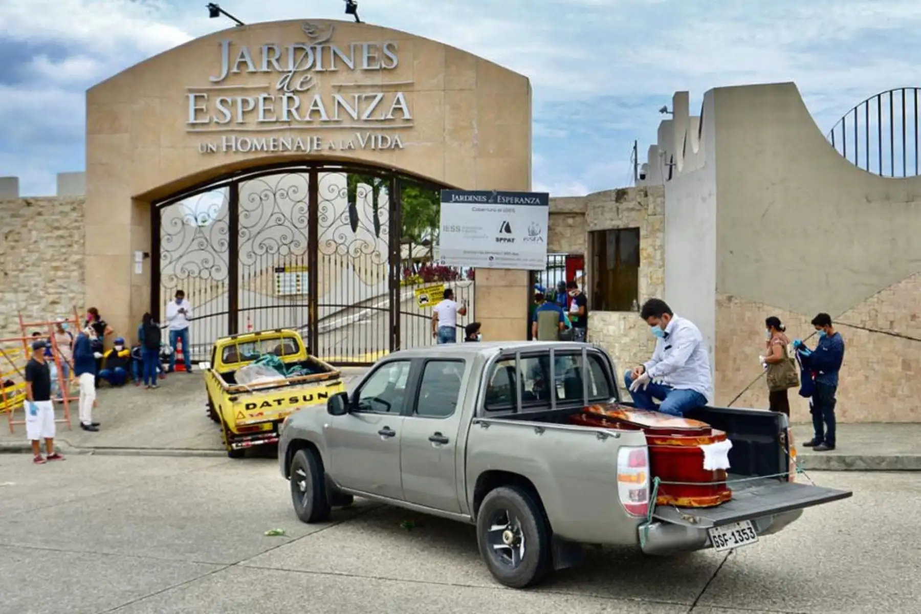 Ataúdes son transportados a un cementerio en camiones, en Guayaquil, Ecuador. Foto: AFP