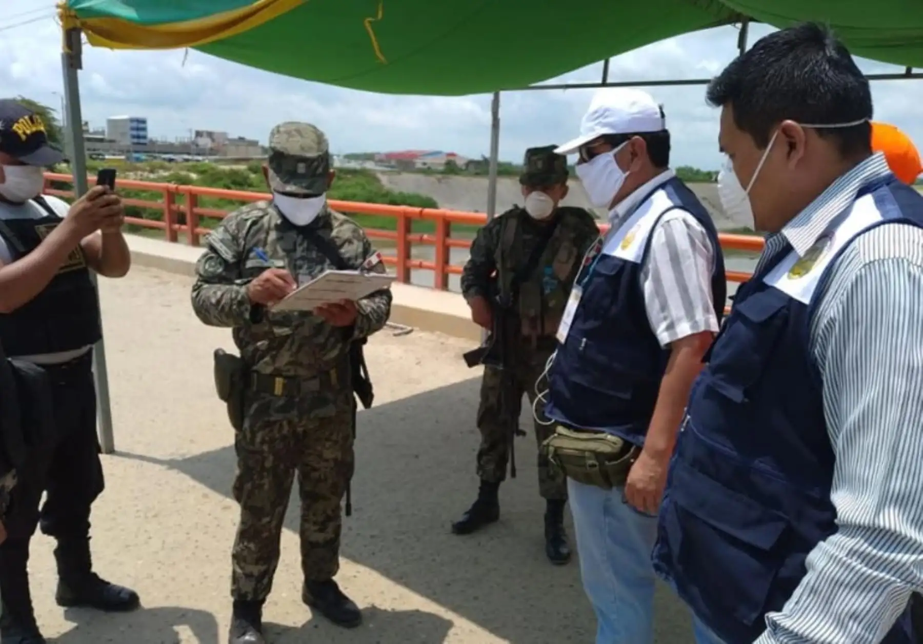 El Gobierno Regional de Tumbes coordinó con la Policía Nacional y las Fuerzas Armadas diversas acciones para fortalecer la vigilancia y el control en la frontera con Ecuador, a fin de evitar el ingreso y salida de personas y vehículos hacia y desde el vecino país, para evitar la propagación del coronavirus covid-19.