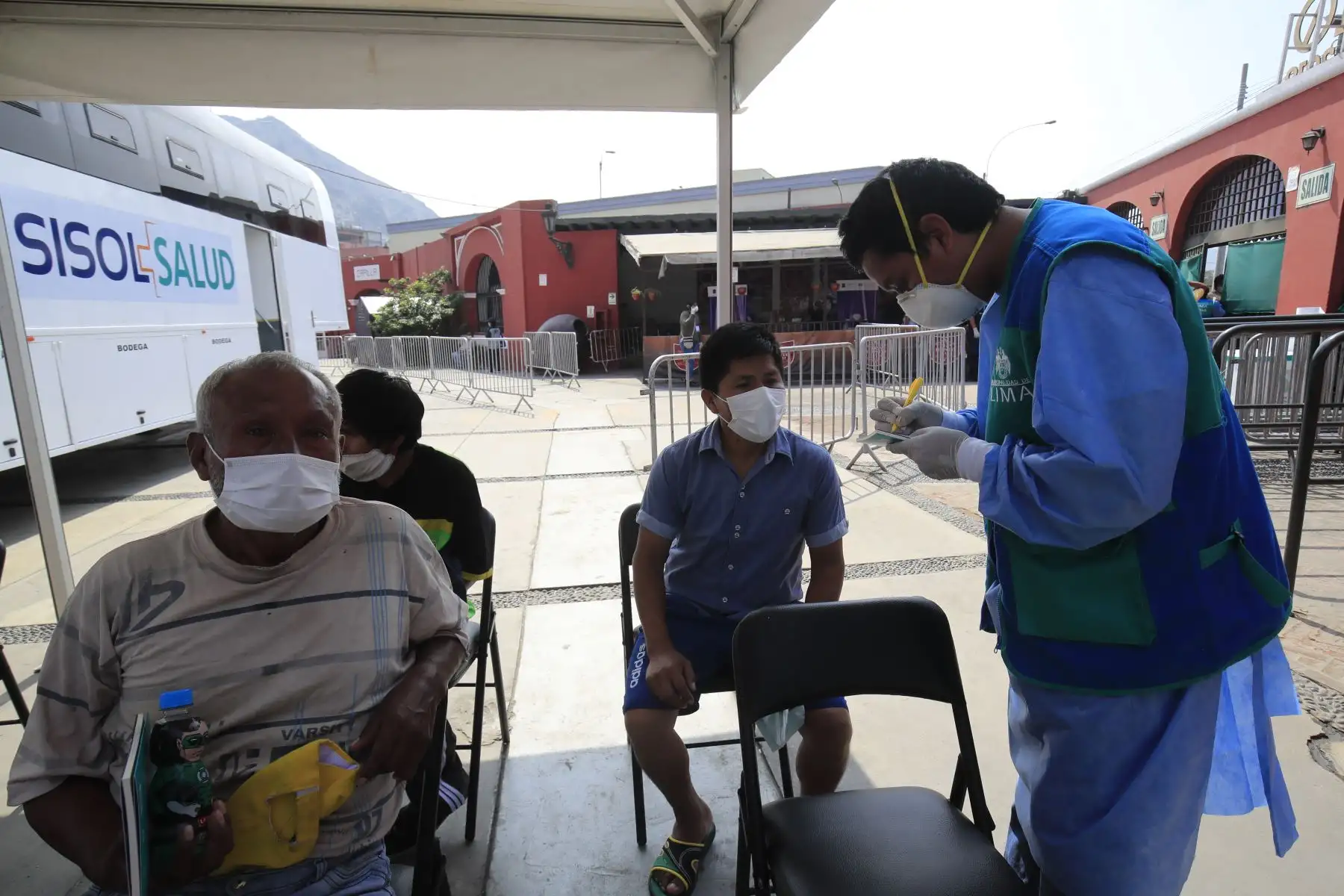 Personas en situación de indigencia son atendidas en la Plaza de Acho donde la Municipalidad de Lima dispuso personal de salud para su cuidado durante la cuarentena decretado por el Estado ante la pandemia del Coronavirus.

Foto: ANDINA / Juan Carlos Guzmán Negrini