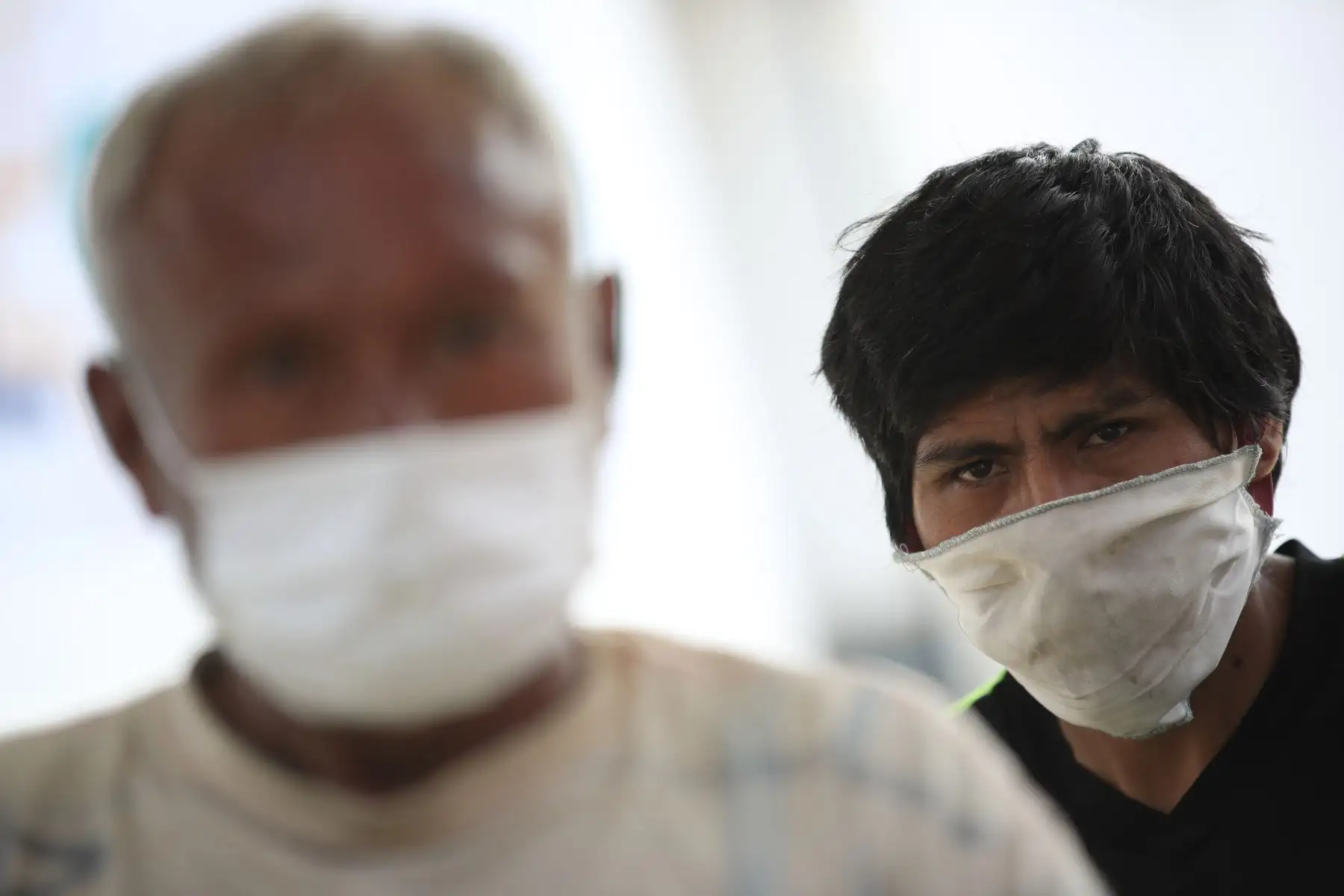 Personas en situación de indigencia son atendidas en la Plaza de Acho donde la Municipalidad de Lima dispuso personal de salud para su cuidado durante la cuarentena decretado por el Estado ante la pandemia del Coronavirus.

Foto: ANDINA / Juan Carlos Guzmán Negrini