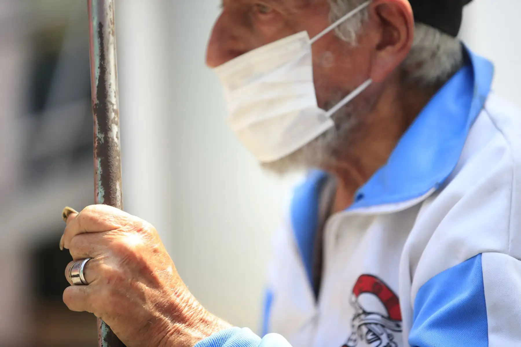 Personas en situación de indigencia son atendidas en la Plaza de Acho donde la Municipalidad de Lima dispuso personal de salud para su cuidado durante la cuarentena decretado por el Estado ante la pandemia del Coronavirus.

Foto: ANDINA / Juan Carlos Guzmán Negrini