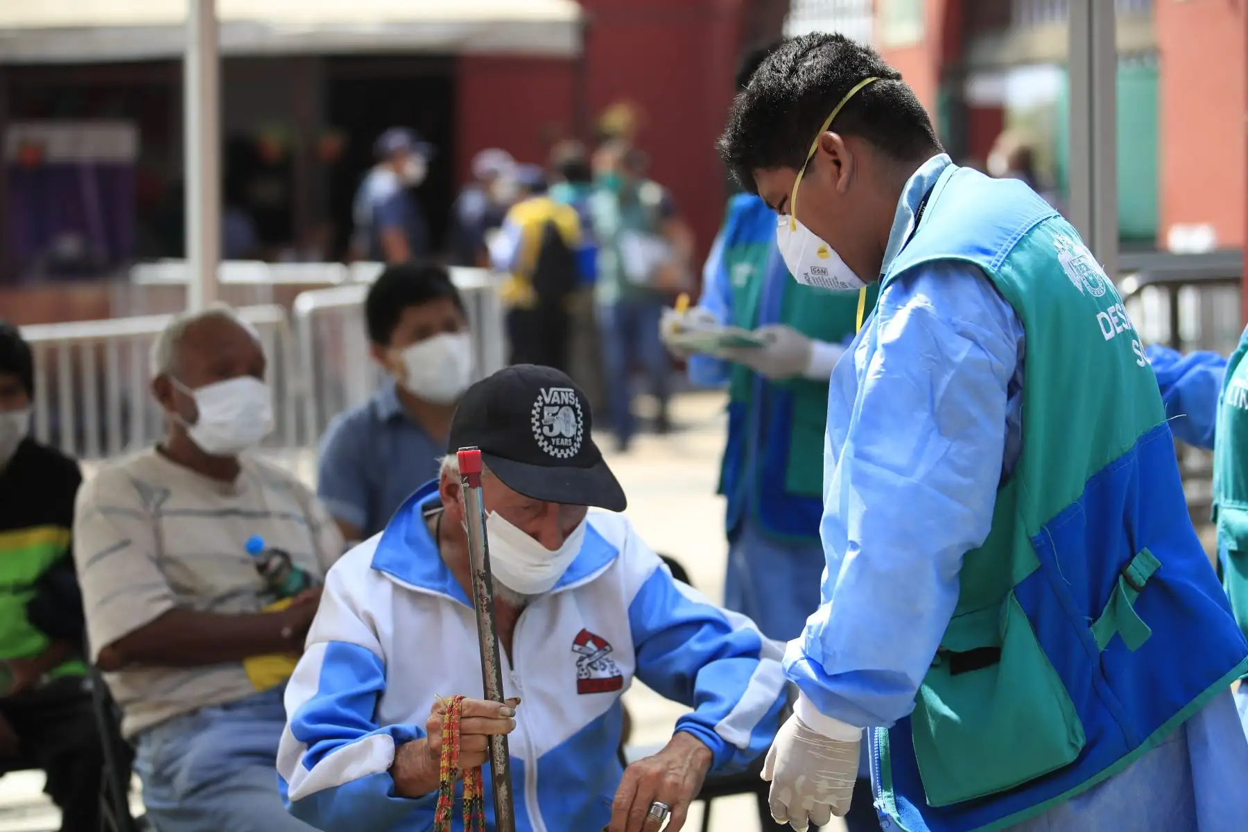 Personas en situación de indigencia son atendidas en la Plaza de Acho donde la Municipalidad de Lima dispuso personal de salud para su cuidado durante la cuarentena decretado por el Estado ante la pandemia del Coronavirus.

Foto: ANDINA / Juan Carlos Guzmán Negrini
