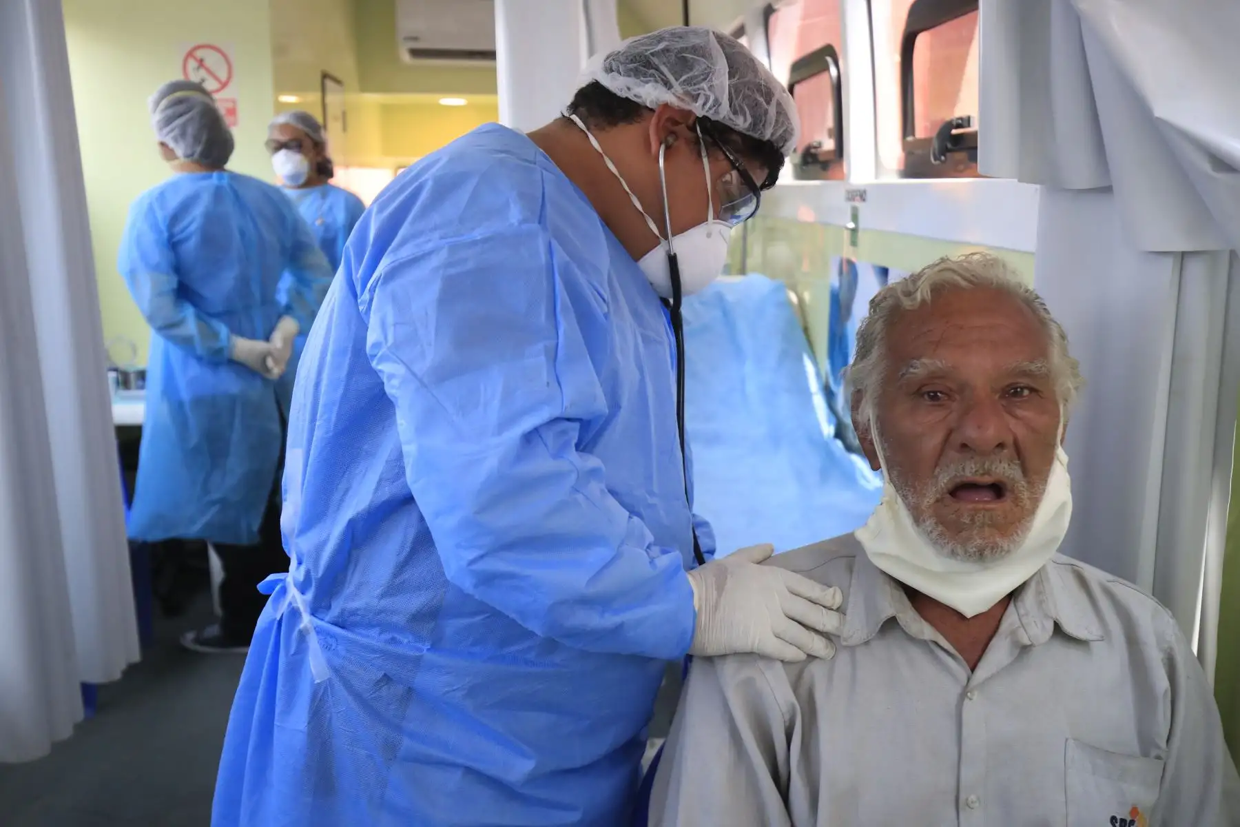 Personas en situación de indigencia son atendidas en la Plaza de Acho donde la Municipalidad de Lima dispuso personal de salud para su cuidado durante la cuarentena decretado por el Estado ante la pandemia del Coronavirus.

Foto: ANDINA / Juan Carlos Guzmán Negrini