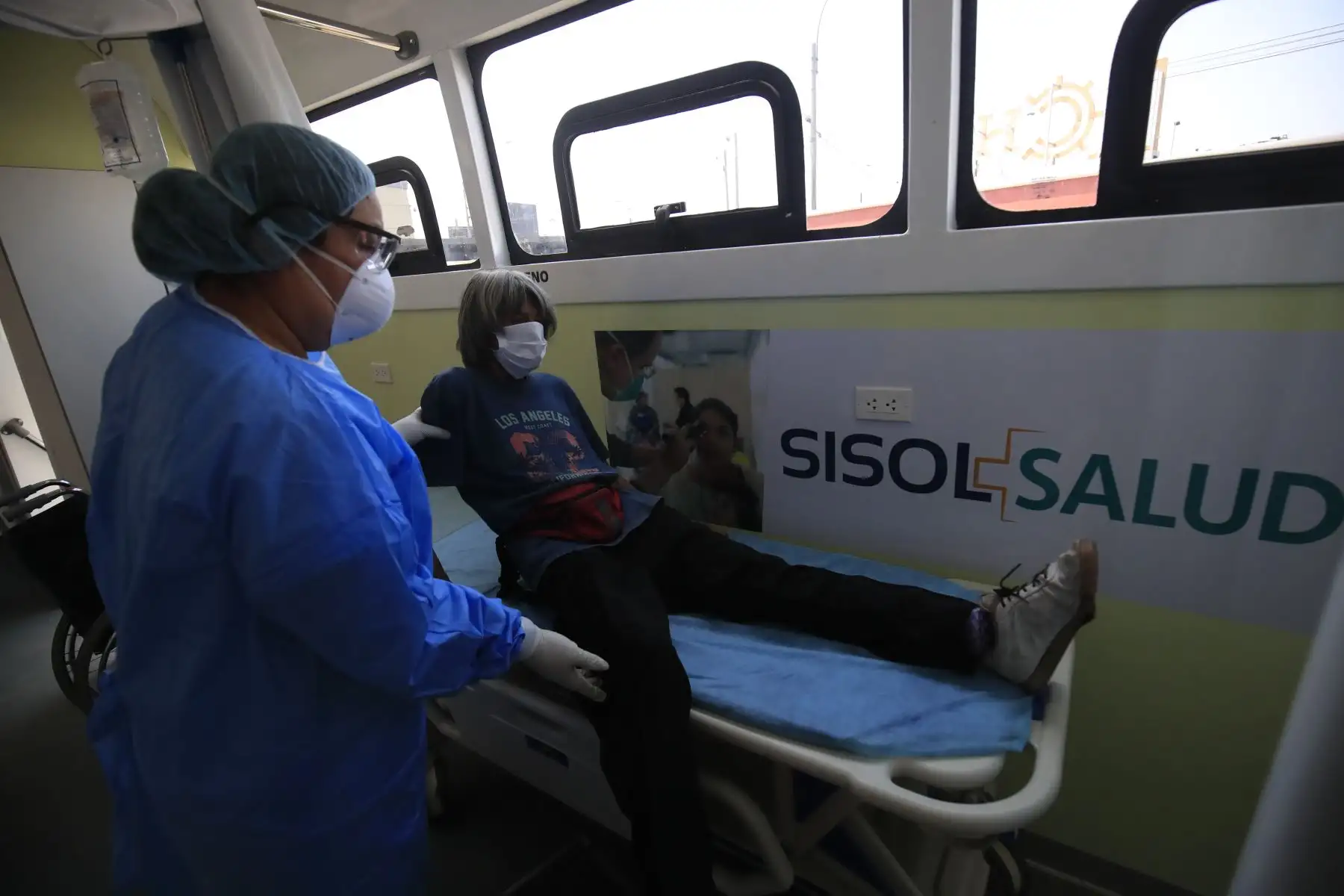 Personas en situación de indigencia son atendidas en la Plaza de Acho donde la Municipalidad de Lima dispuso personal de salud para su cuidado durante la cuarentena decretado por el Estado ante la pandemia del Coronavirus.

Foto: ANDINA / Juan Carlos Guzmán Negrini