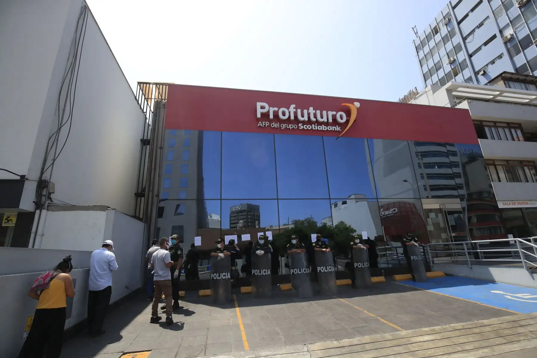 Aportantes de las AFP´s acuden a las sedes de estas para obtener información en torno a la devolución de parte de su dinero.

Foto: ANDINA / Juan Carlos Guzmán Negrini