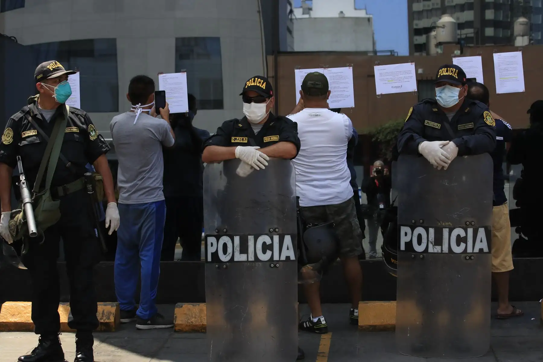 Aportantes de las AFP´s acuden a las sedes de estas para obtener información en torno a la devolución de parte de su dinero.

Foto: ANDINA / Juan Carlos Guzmán Negrini