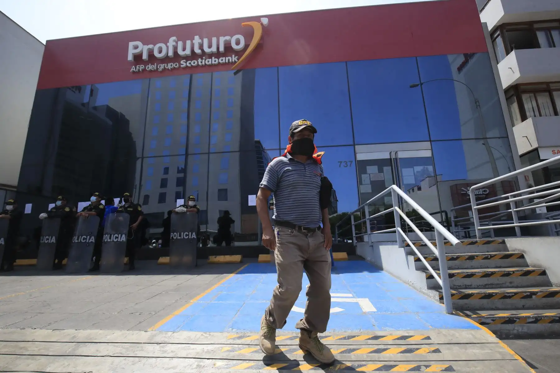 Aportantes de las AFP´s acuden a las sedes de estas para obtener información en torno a la devolución de parte de su dinero.

Foto: ANDINA / Juan Carlos Guzmán Negrini