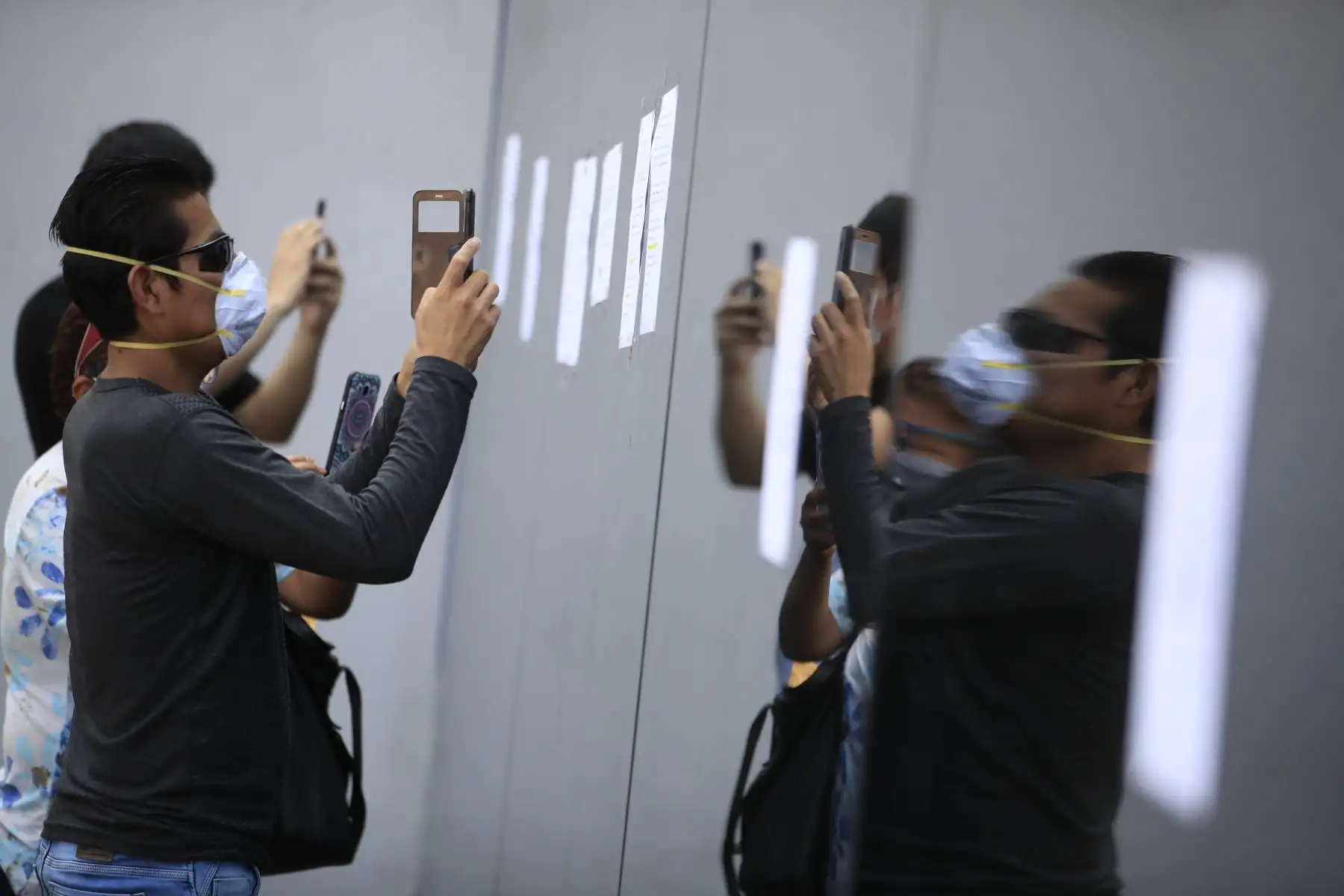 Aportantes de las AFP´s acuden a las sedes de estas para obtener información en torno a la devolución de parte de su dinero.

Foto: ANDINA / Juan Carlos Guzmán Negrini