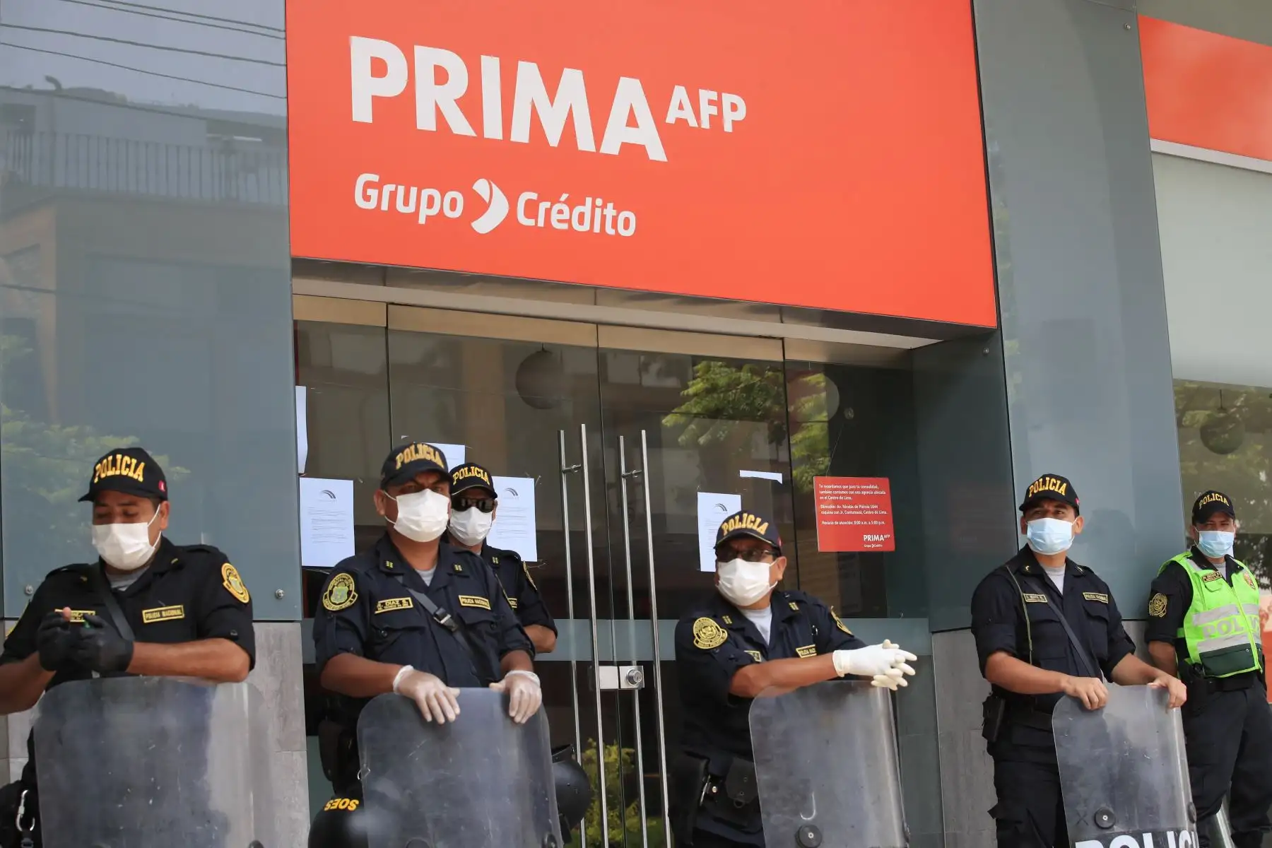 Aportantes de las AFP´s acuden a las sedes de estas para obtener información en torno a la devolución de parte de su dinero.

Foto: ANDINA / Juan Carlos Guzmán Negrini