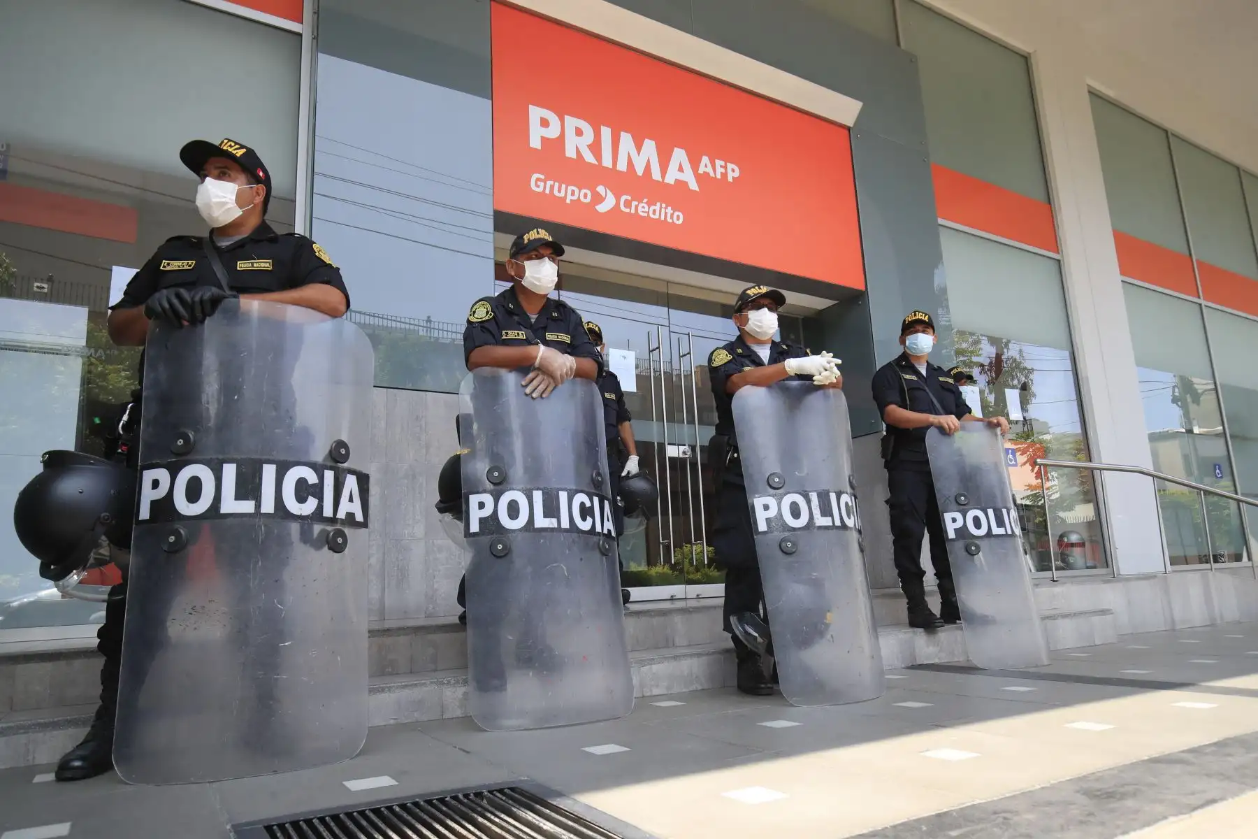 Aportantes de las AFP´s acuden a las sedes de estas para obtener información en torno a la devolución de parte de su dinero.

Foto: ANDINA / Juan Carlos Guzmán Negrini
