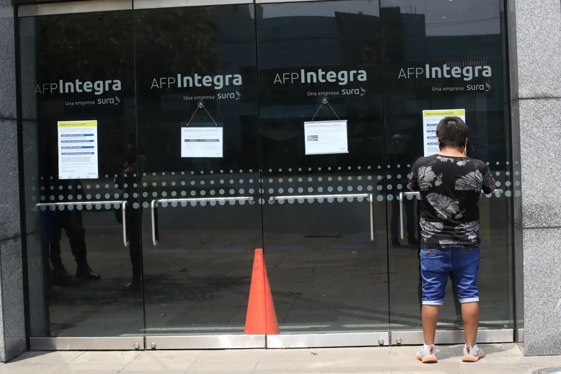 Aportantes de las AFP´s acuden a las sedes de estas para obtener información en torno a la devolución de parte de su dinero.

Foto: ANDINA / Juan Carlos Guzmán Negrini