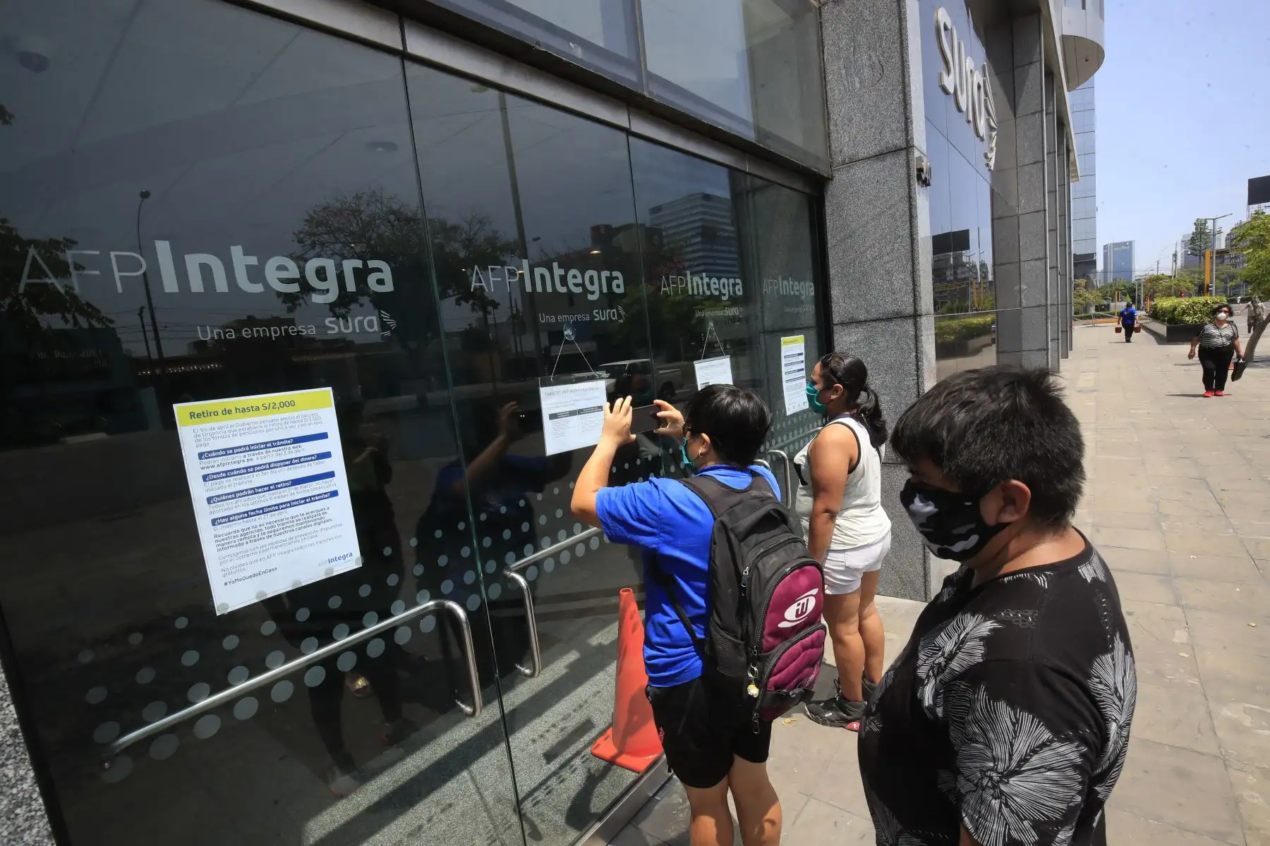 Aportantes de las AFP´s acuden a las sedes de estas para obtener información en torno a la devolución de parte de su dinero.

Foto: ANDINA / Juan Carlos Guzmán Negrini
